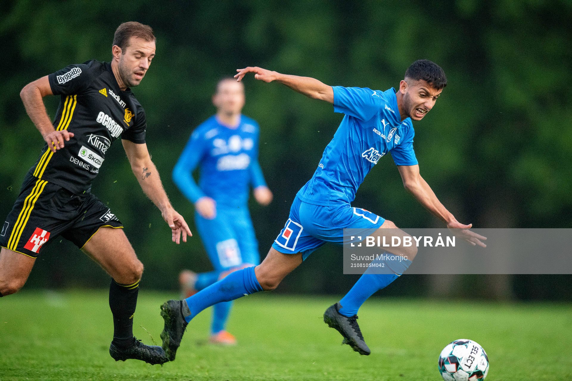 Älmhults Waed Mohammed Ali Shaif och Växjö Norras Admir Arlekaj under fotbollsmatchen i division 3 sydöstra götaland mellan Växjö Norra och Älmhult den 10 augusti 2021 i Växjö.