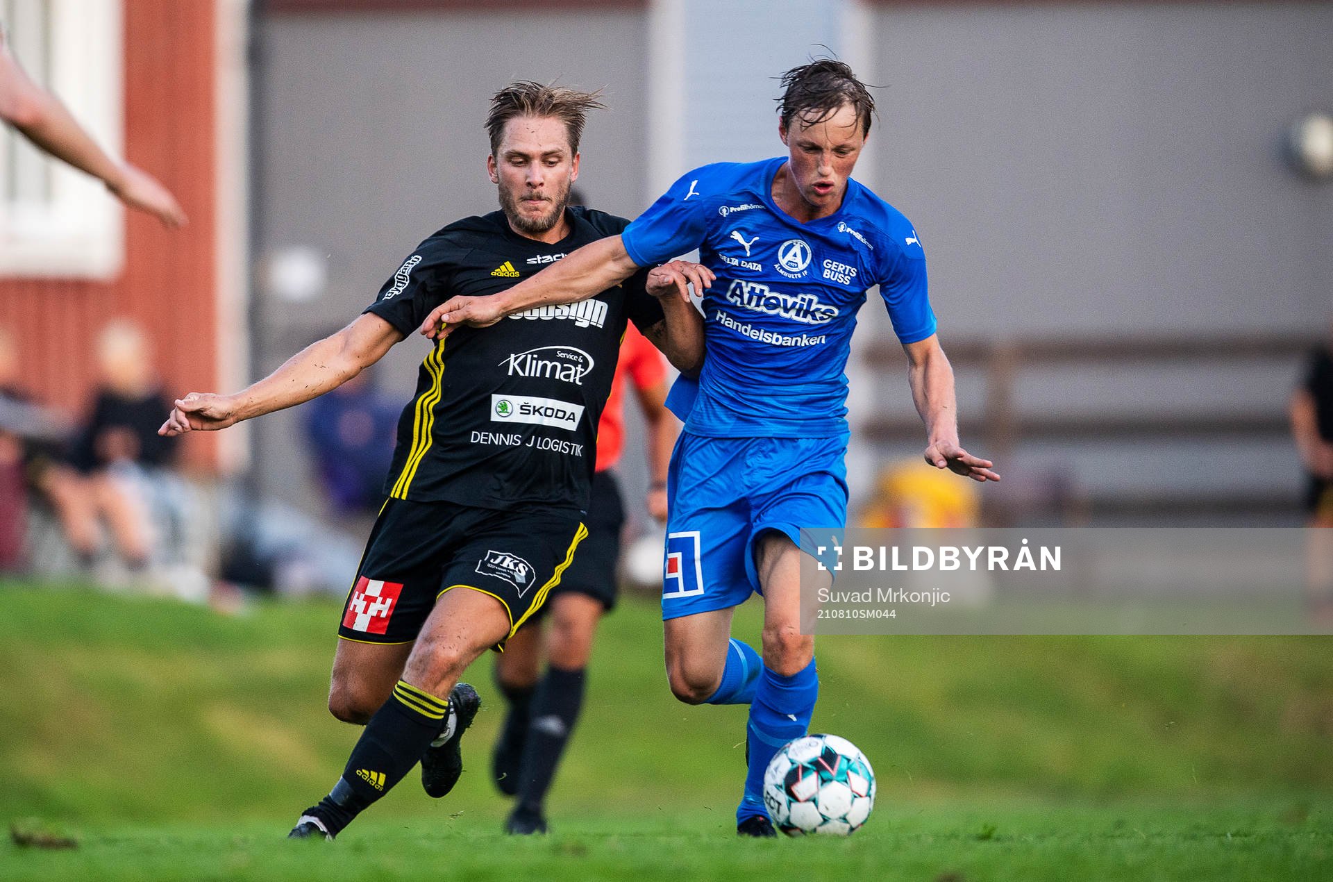 Växjö Norras Jesper Andreasson och Älmhults William Håkansson under fotbollsmatchen i division 3 sydöstra götaland mellan Växjö Norra och Älmhult den 10 augusti 2021 i Växjö. 