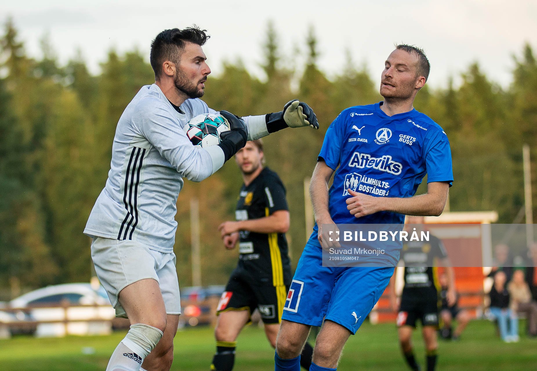 Växjö Norras målvakt Darmin Sobo och Älmhults André