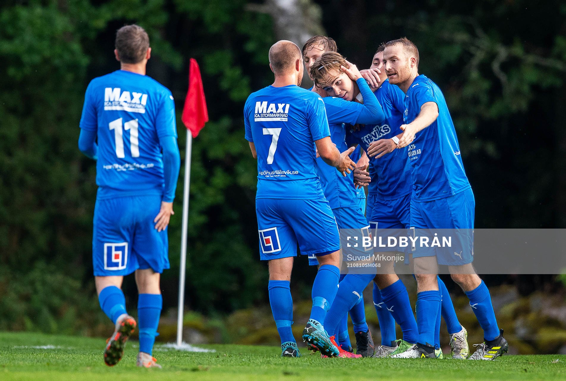 Älmhults Philip Nilsson jublar med lagkamrater efter 0-2 under fotbollsmatchen i division 3 sydöstra götaland mellan Växjö Norra och Älmhult den 10 augusti 2021 i Växjö.