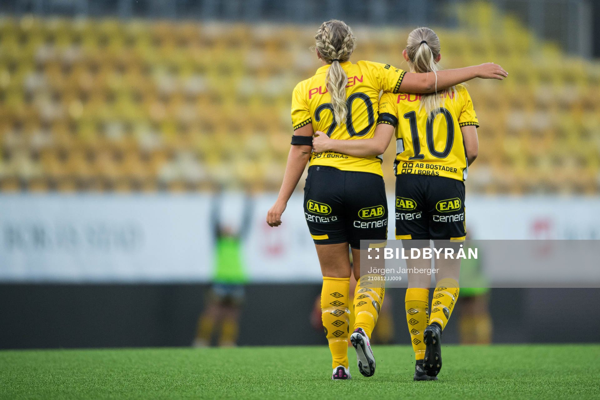 Elfsborgs Matilda Ståhlbom Karlsson kramas om av Ebba