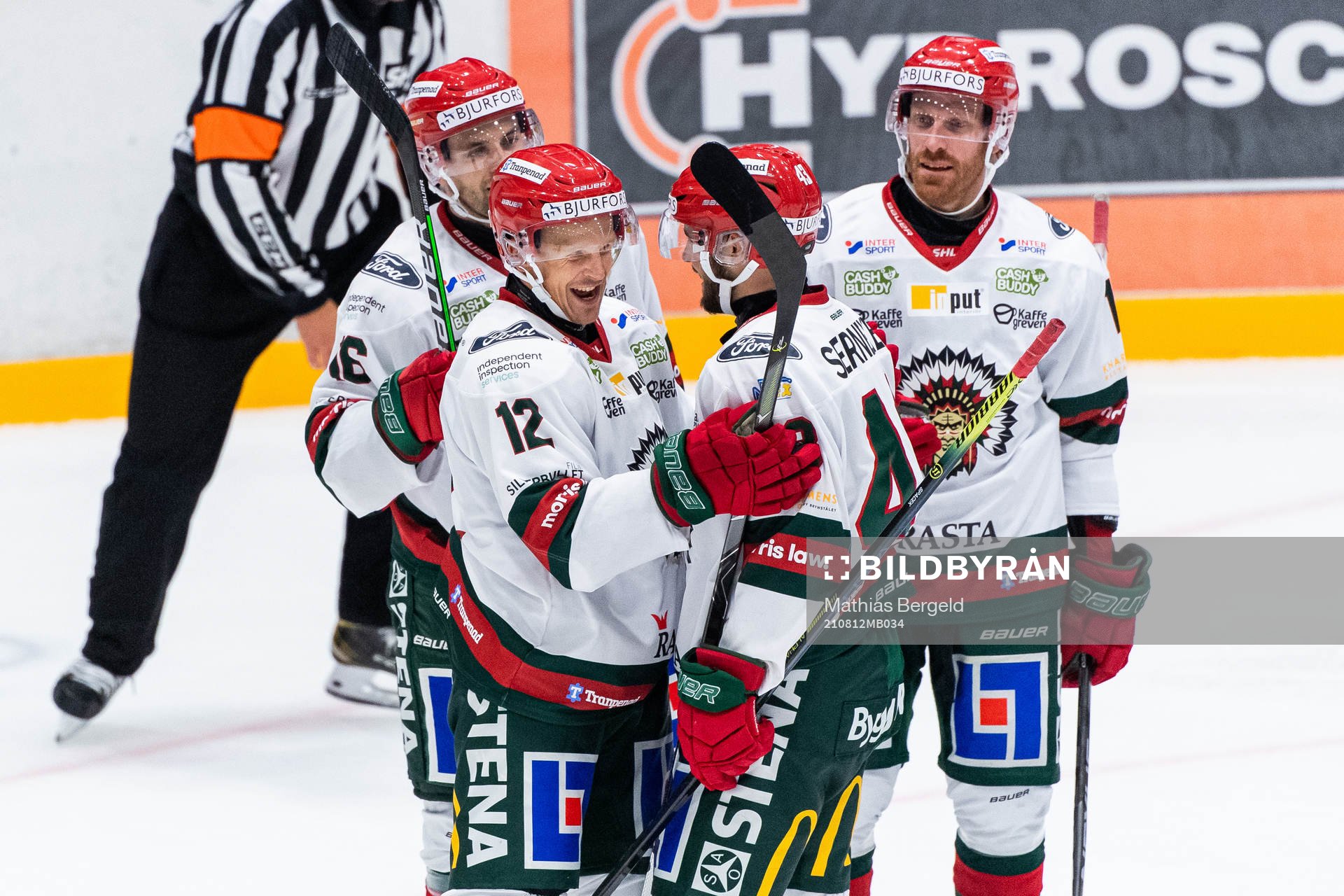 Frölundas Max Friberg och Michael Spacek jublar