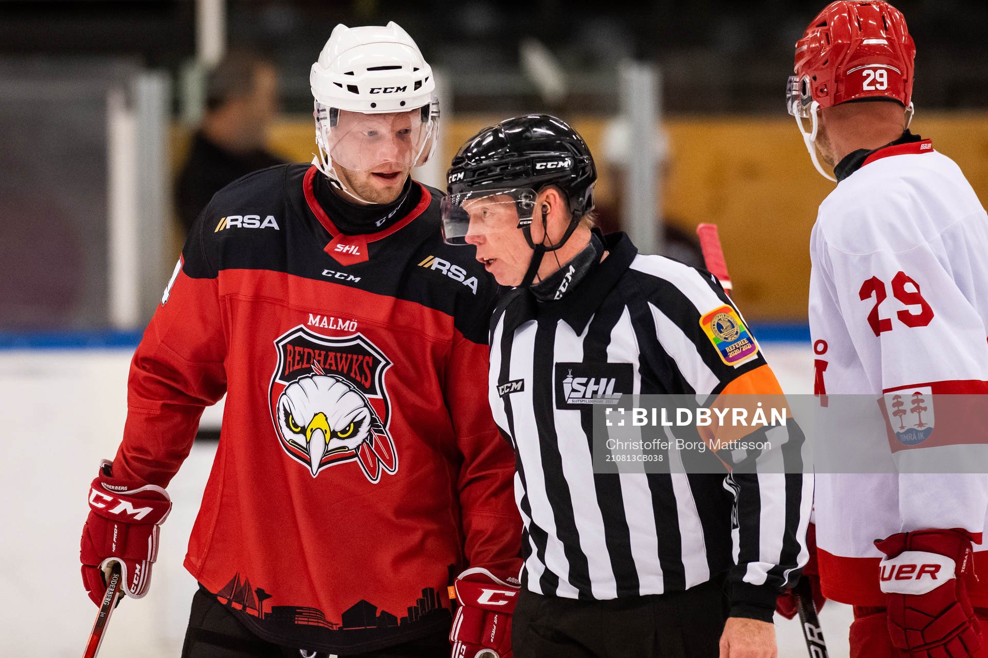Malmö Redhawks Carl Söderberg i samtal med domare Pehr