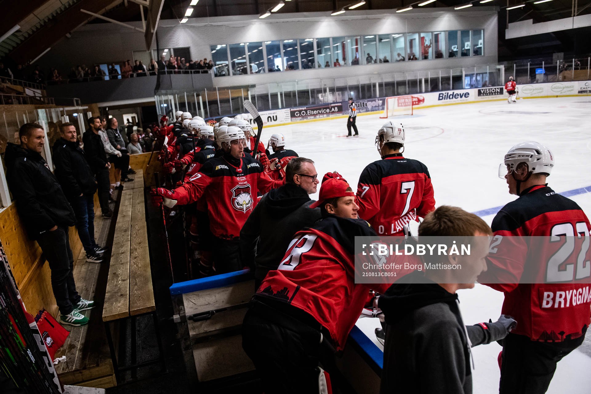 Malmö Redhawks spelare och ledare jublar