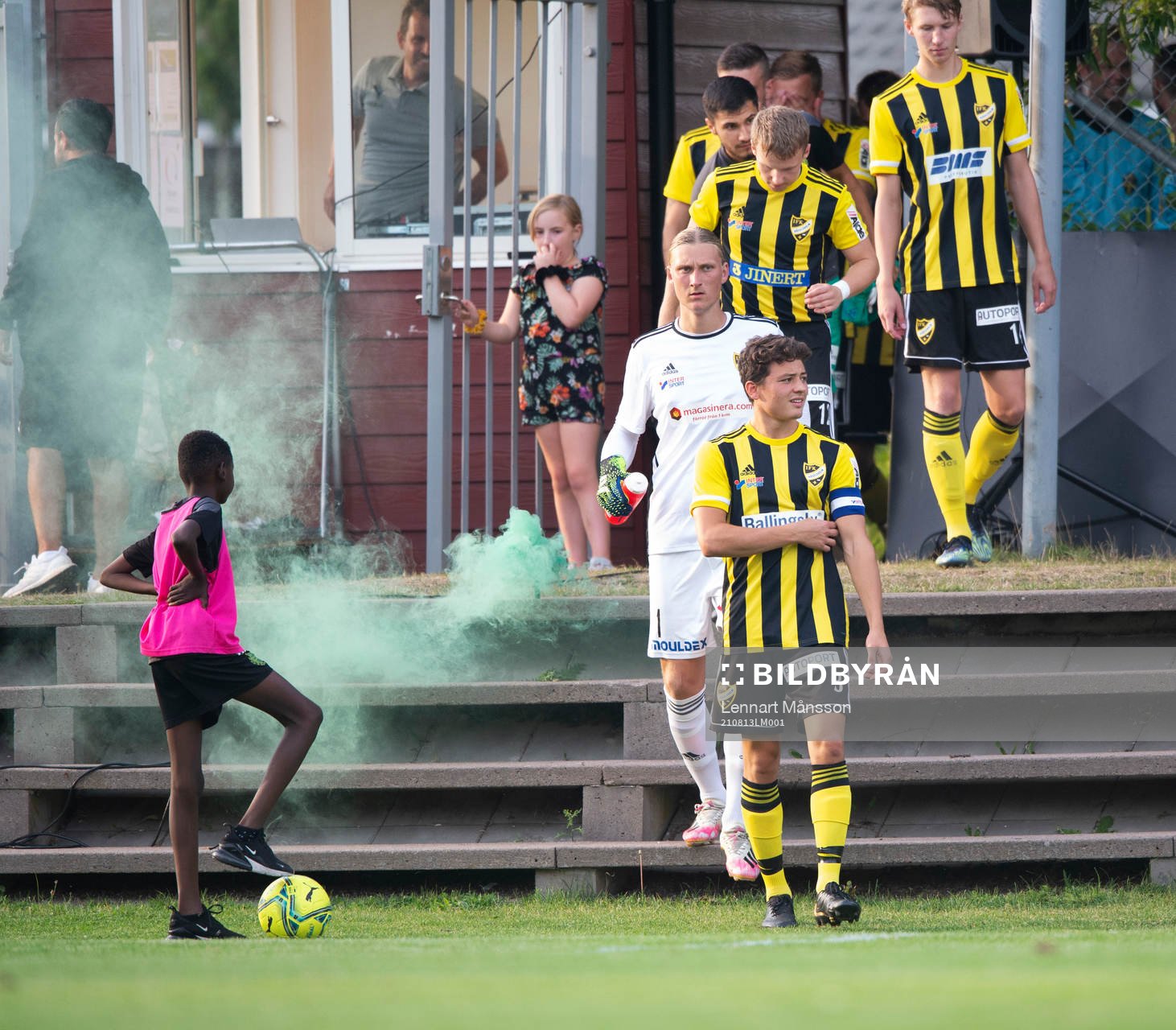 Inmarsch i matchen i division 2 mellan BK Olympic och IFK