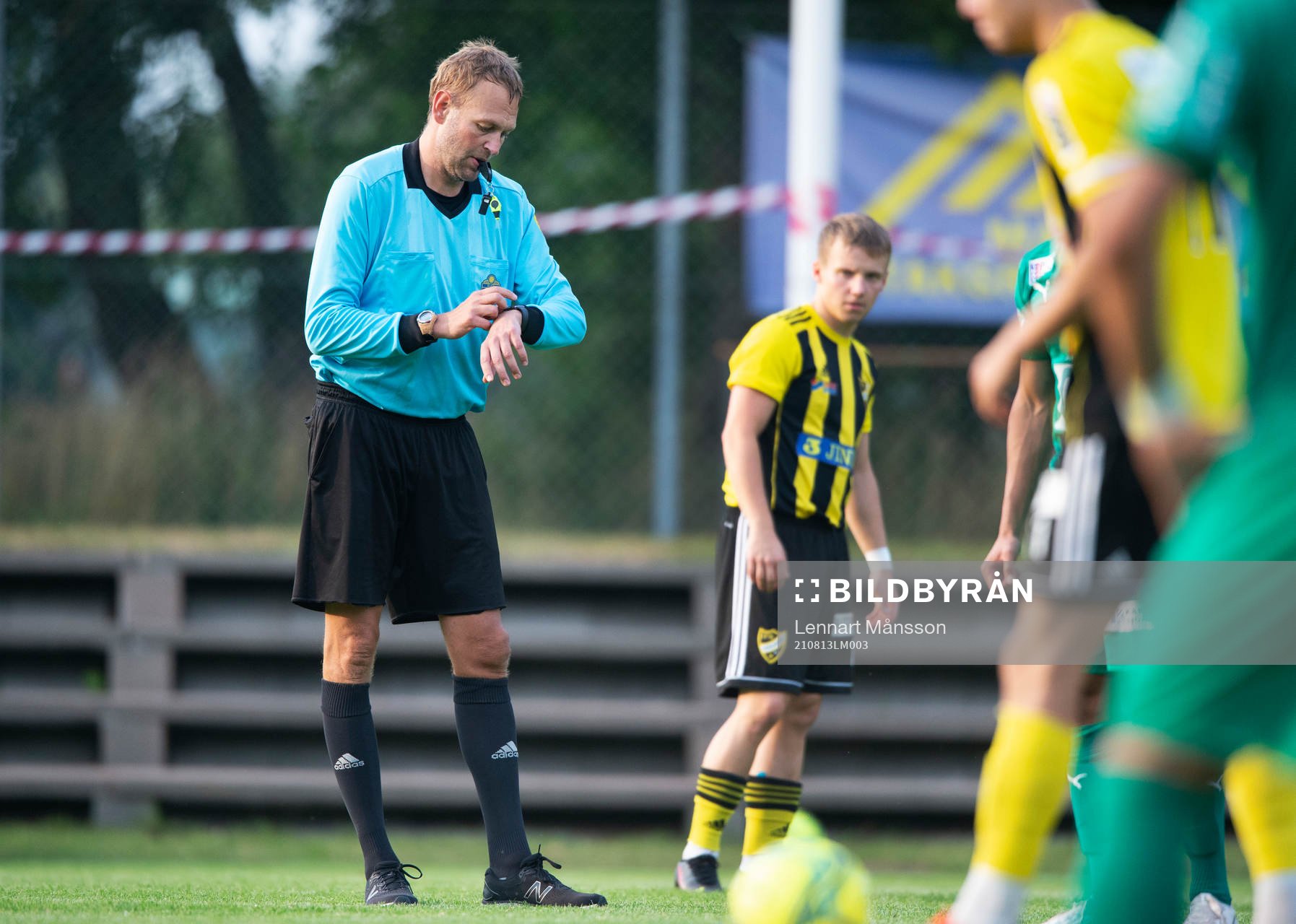 Domaren blåser igång första halvlek i matchen i division