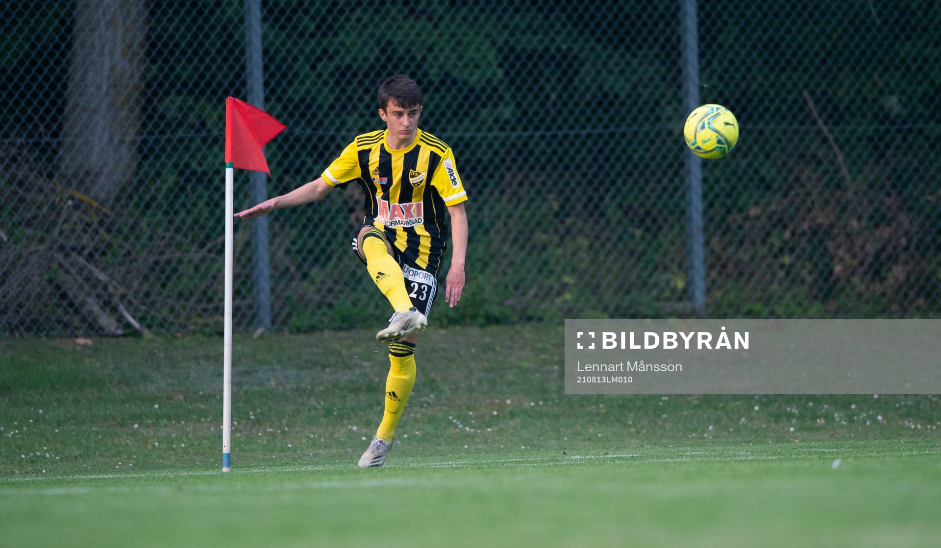 IFK Hässleholms Armin Culum lägger en hörna i matchen i
