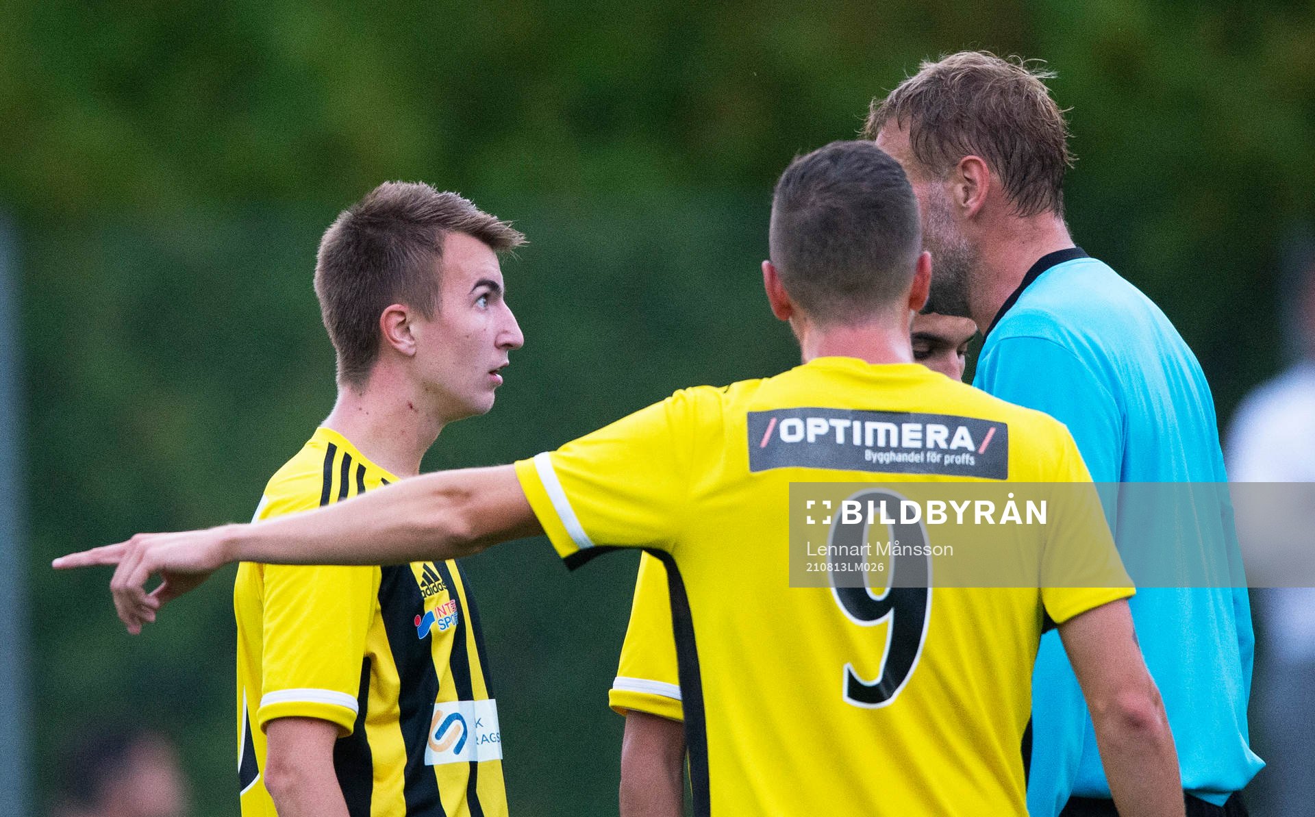 IFK Hässleholms Isak Olsson osams med domaren i matchen i