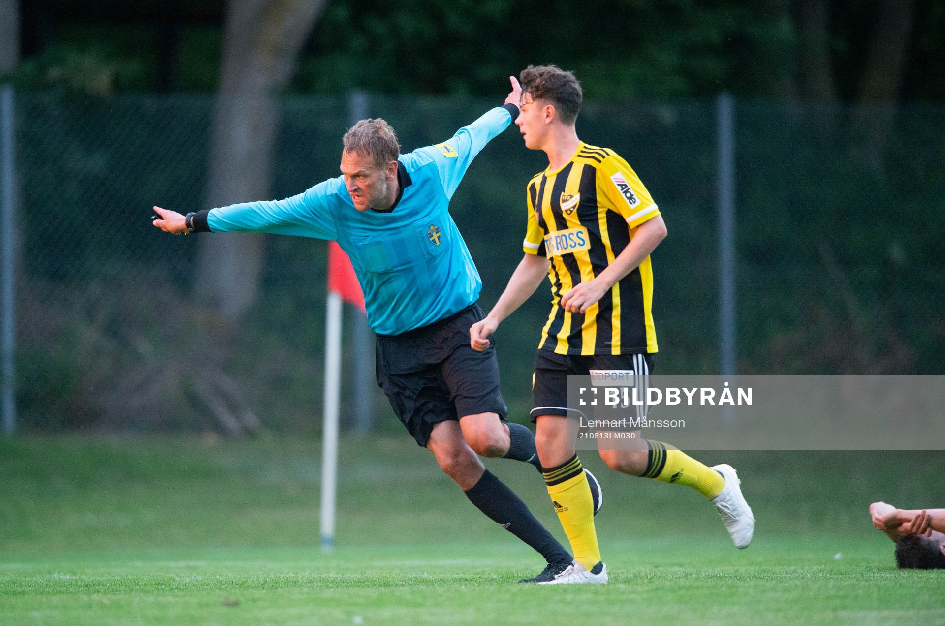 Domaren flyger i matchen i division 2 mellan BK Olympic och IFK Hässleholm i Malmö 13 augusti 2021.