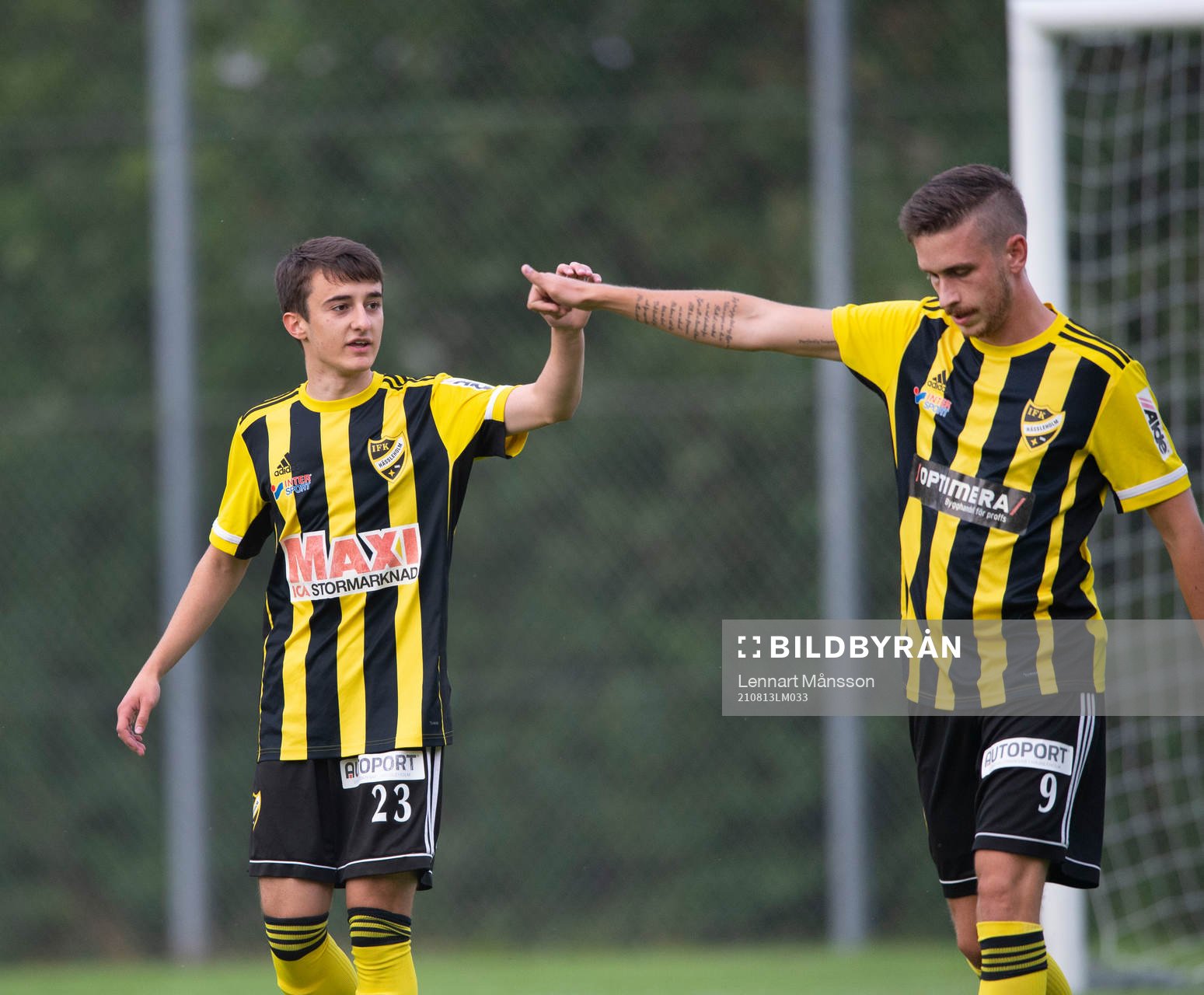 IFK Hässleholms Armin Culum har drömmålet och tacksam Max Sandberg för passningen i matchen i division 2 mellan BK Olympic och IFK Hässleholm i Malmö 13 augusti 2021.