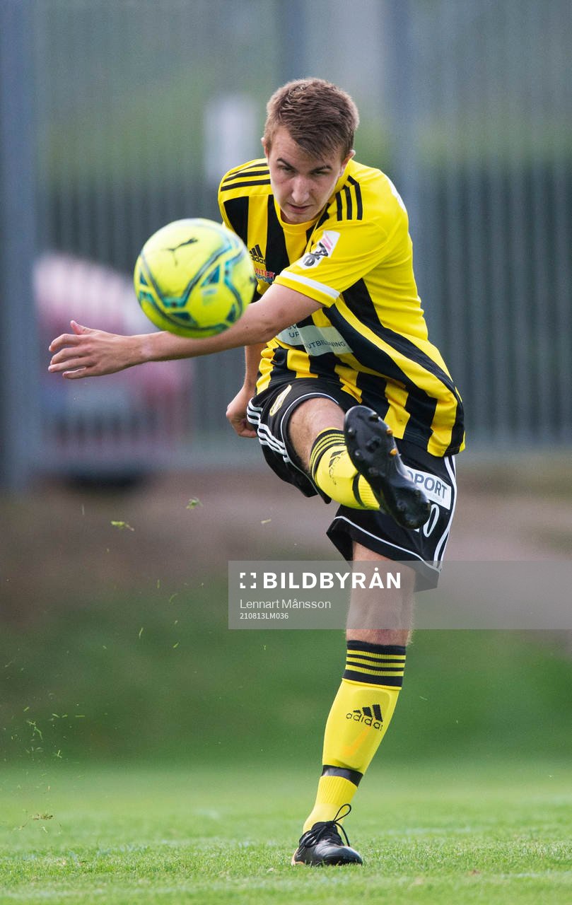 IFK Hässleholms Isak Olsson i matchen i division 2 mellan