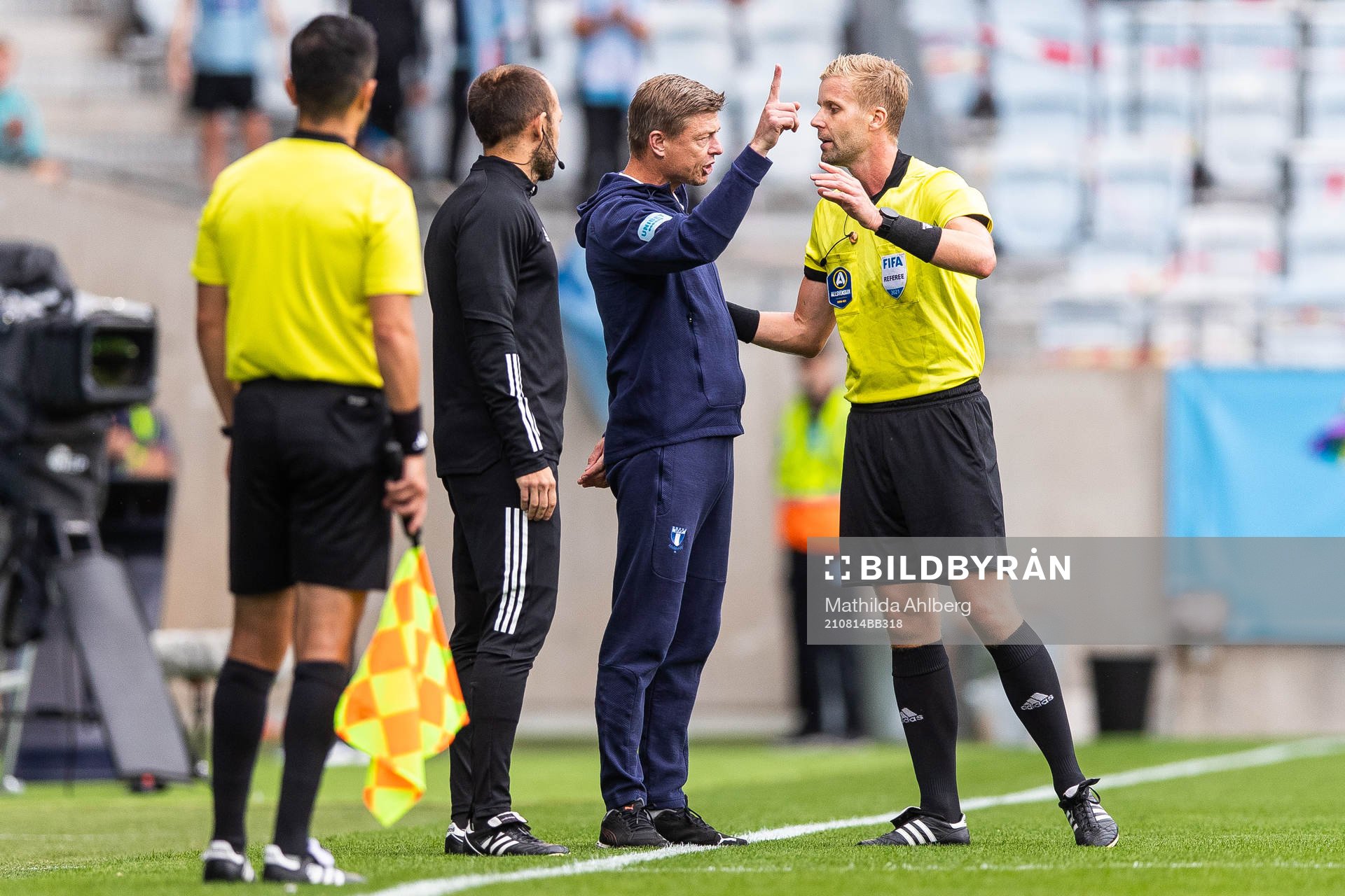Malmö FFs huvudtränare Jon Dahl Tomasson diskuterar med