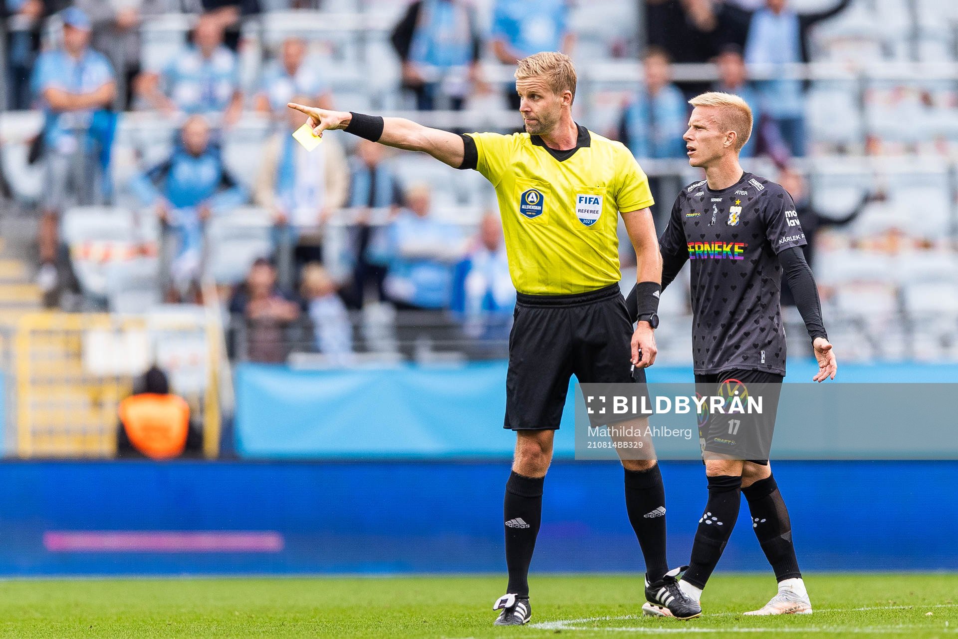 Domare Glenn Nyberg ger gult kort till Malmö FFs