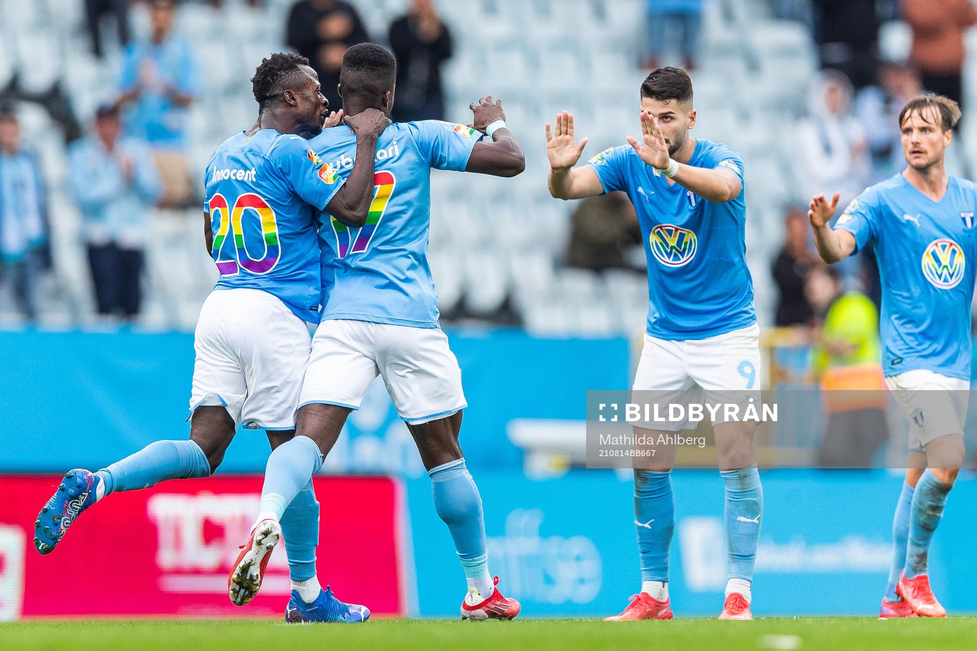 Malmö FFs Bonke Innocent och Antonio Colak jublar med Malik Abubakari (mitten) efter att han gjort 2-2 under fotbollsmatchen i Allsvenskan mellan Malmö FF och IFK Göteborg den 14 augusti 2021 i Malmö.