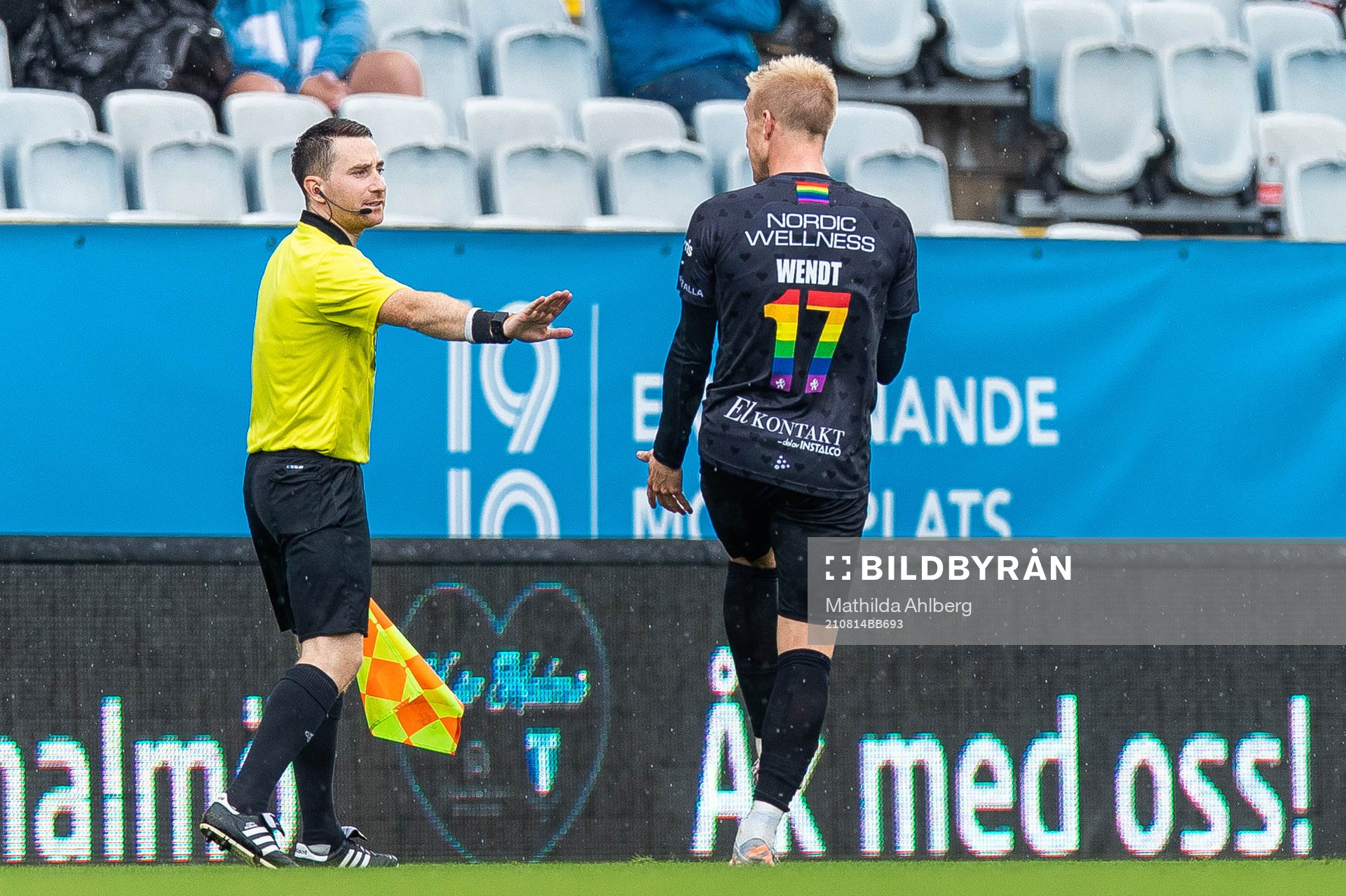 IFK Göteborgs Oscar Wendt reagerar mot en assisterande