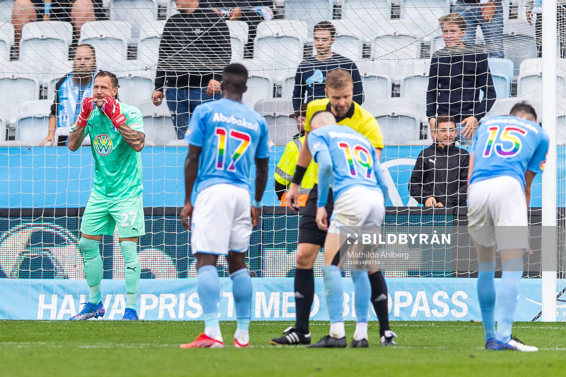 Malmö FFs målvakt Johan Dahlin reagerar