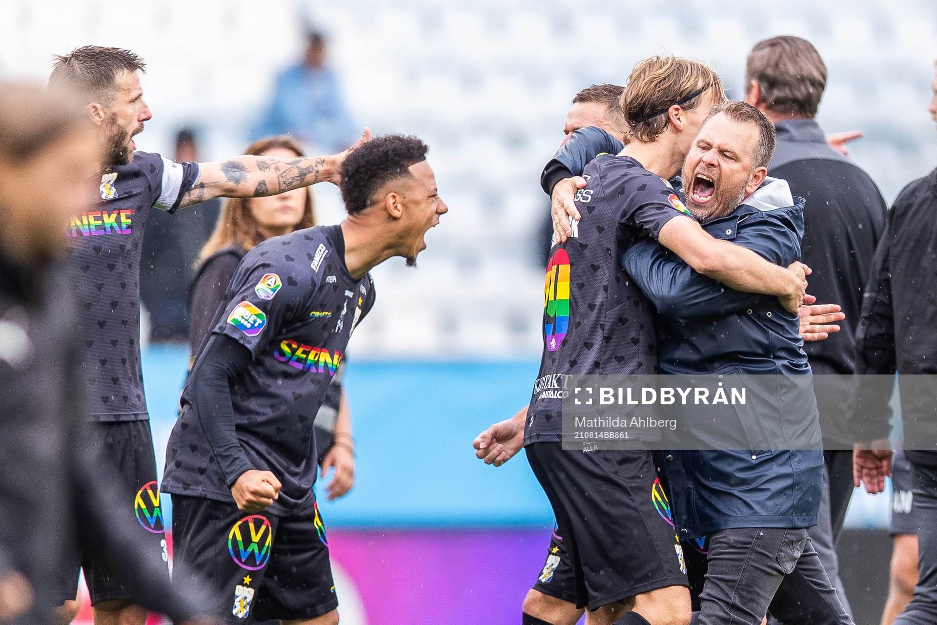 IFK Göteborgs August Erlingmark och tränare Mikael Stahre jublar efter fotbollsmatchen i Allsvenskan mellan Malmö FF och IFK Göteborg den 14 augusti 2021 i Malmö.