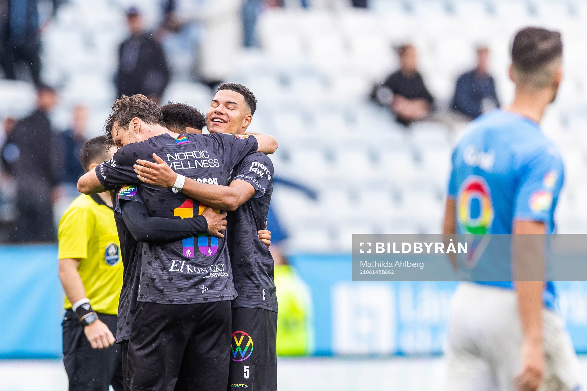 IFK Göteborgs Gustav Svensson och Alexander Jallow jublar efter fotbollsmatchen i Allsvenskan mellan Malmö FF och IFK Göteborg den 14 augusti 2021 i Malmö.