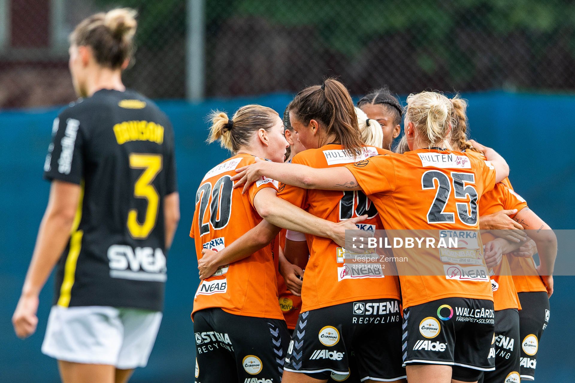 Kristianstads Amanda Edgren jublar med lagkamrater