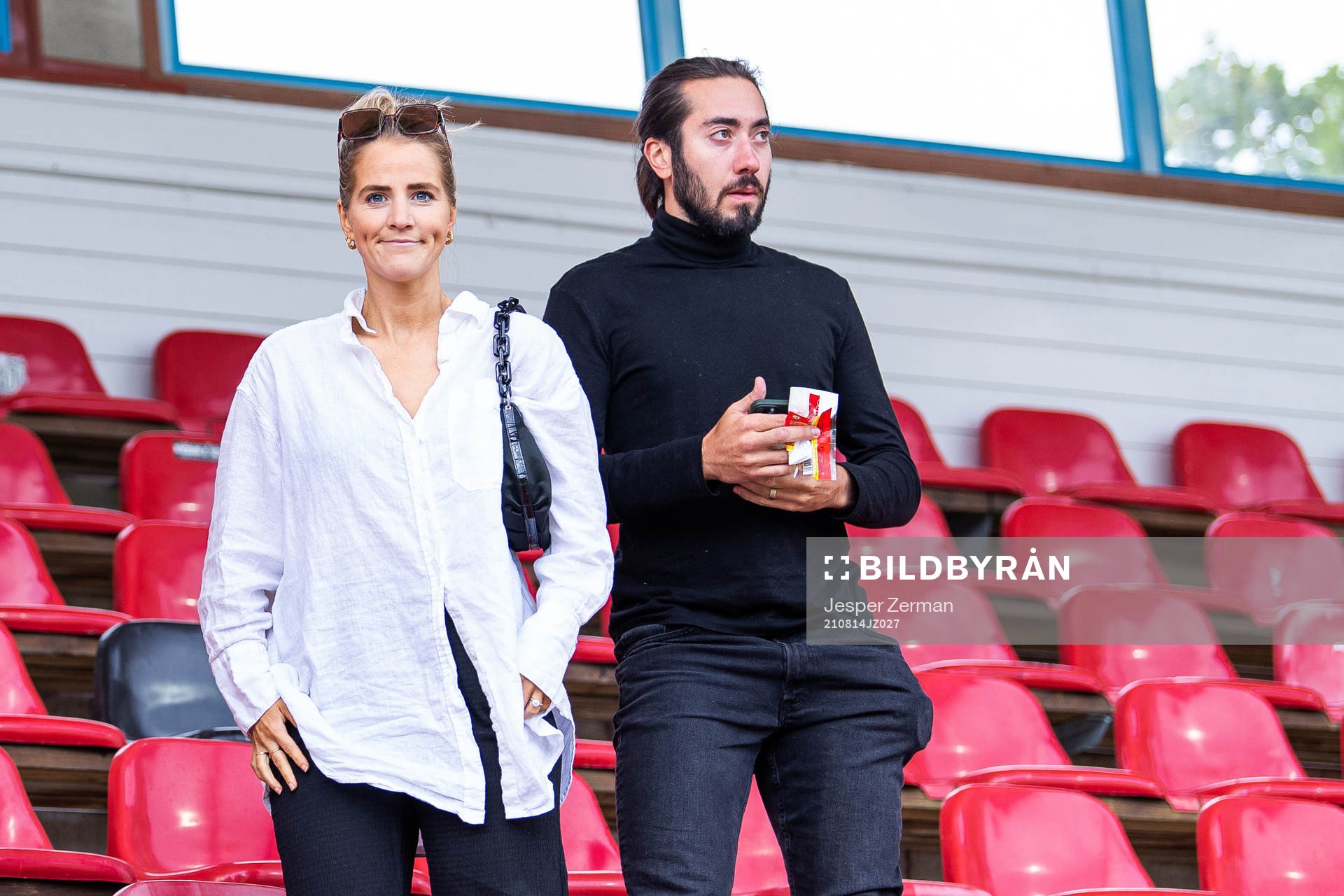 Irma Helin och Mika Zibanejad på läktaren