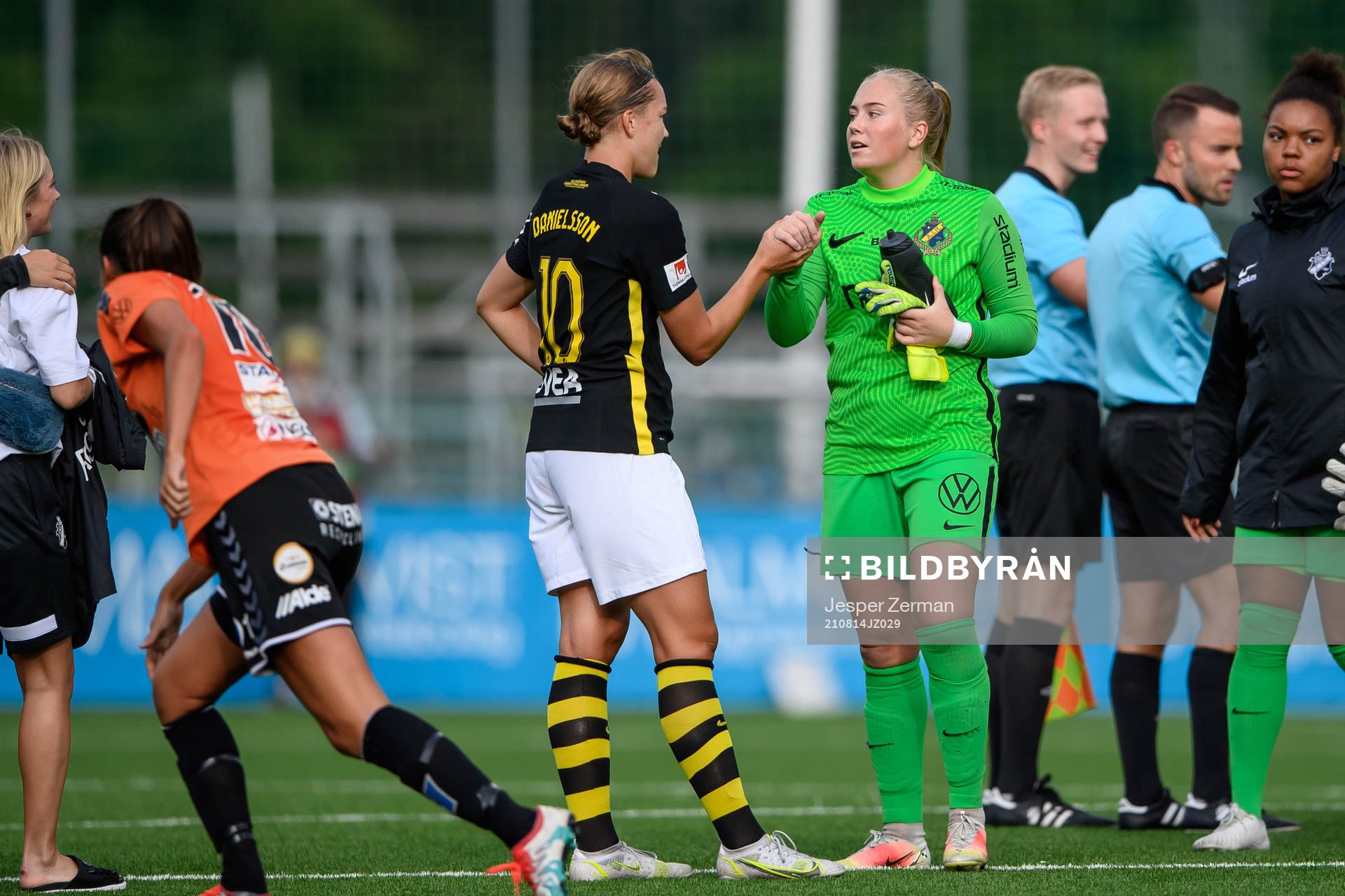 s Jenny Danielsson och målvakt Milla-Maj Majasaari
