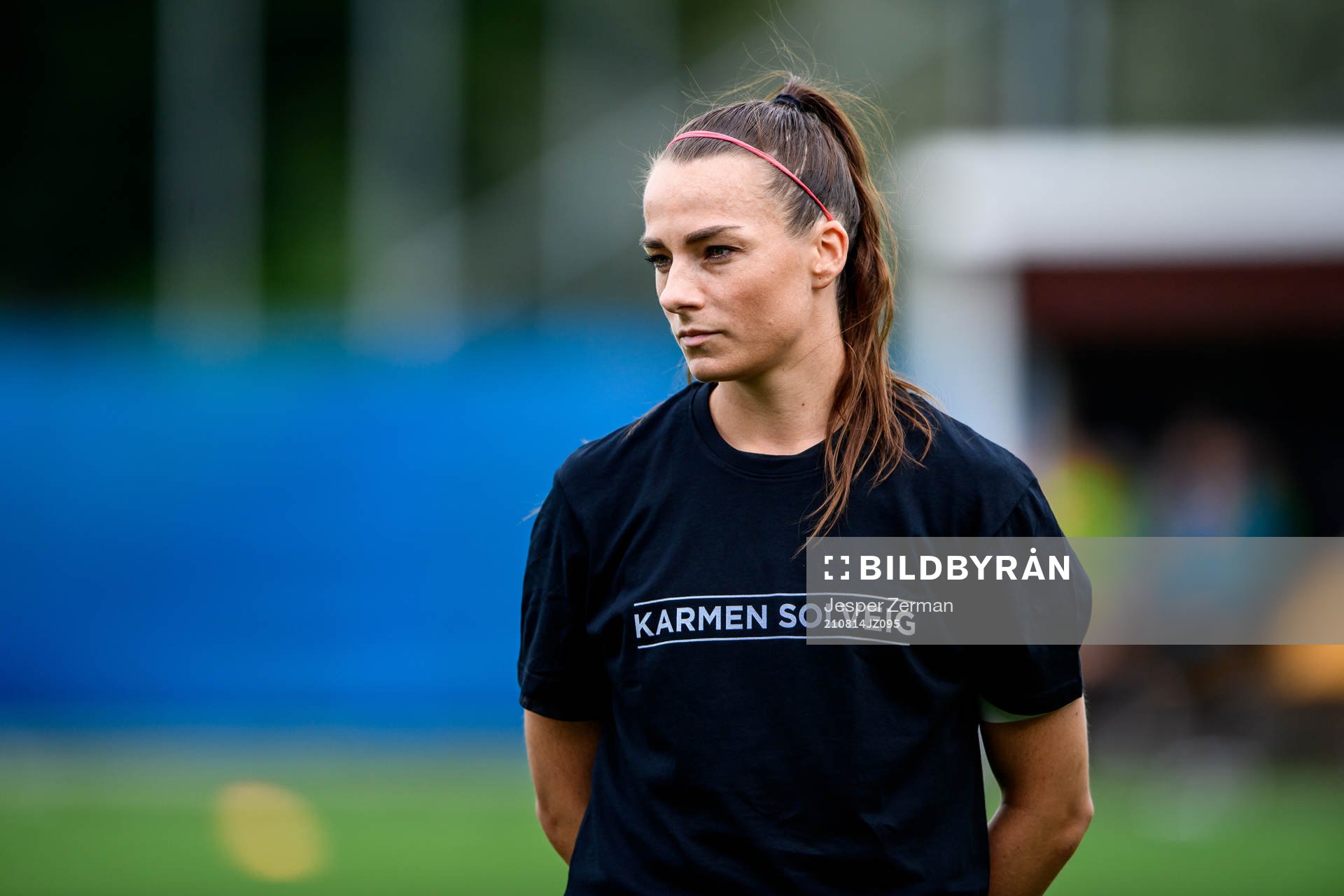 s Hallbera Gisladottir med en specialdesignad t-shirt på