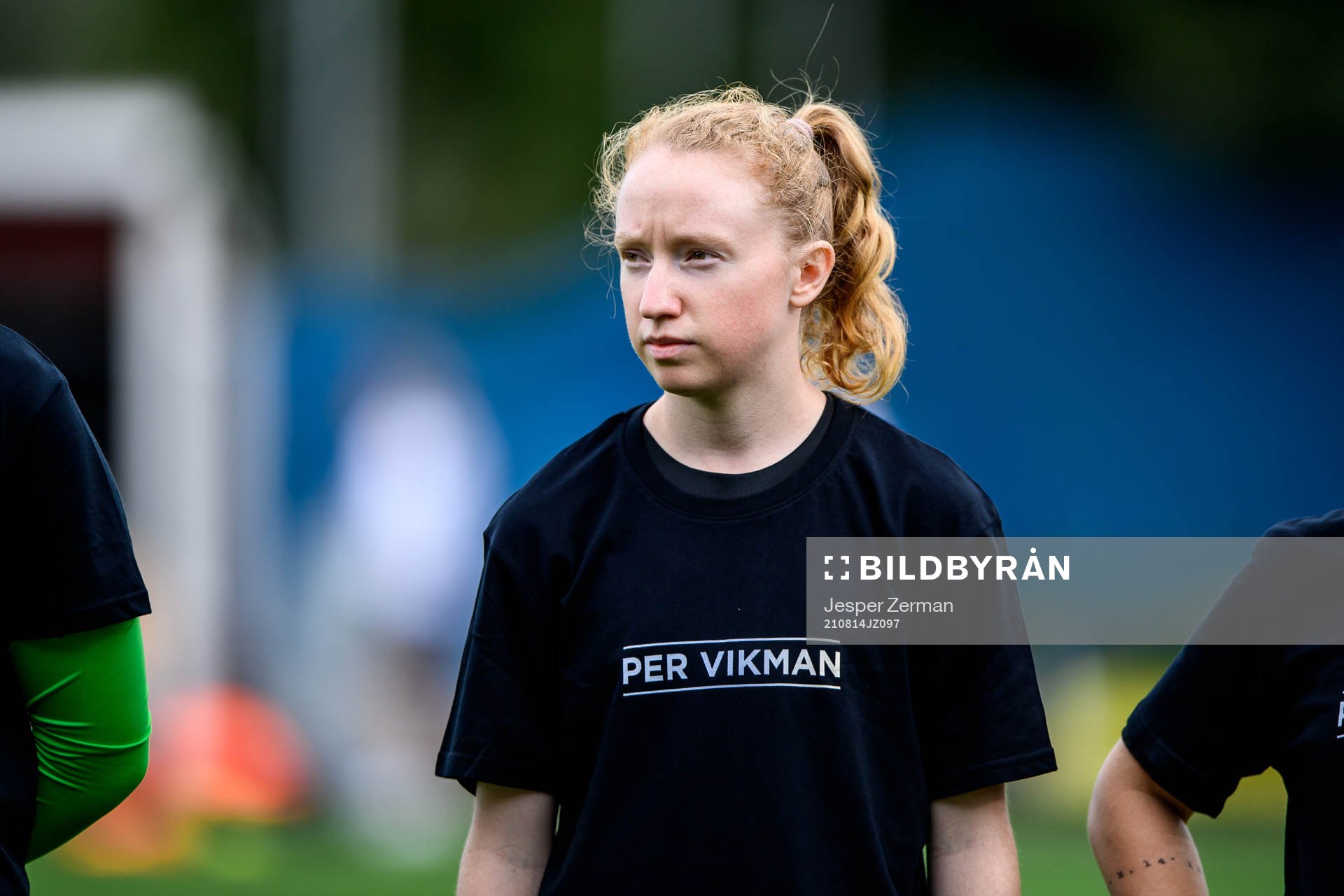 s Caroline Murray med en specialdesignad t-shirt på sig