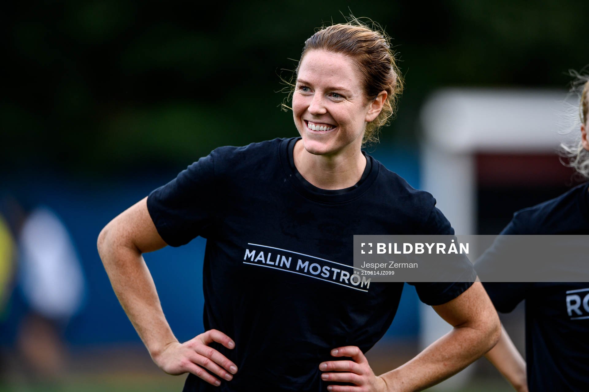 s Sara Nordin med en specialdesignad t-shirt på sig