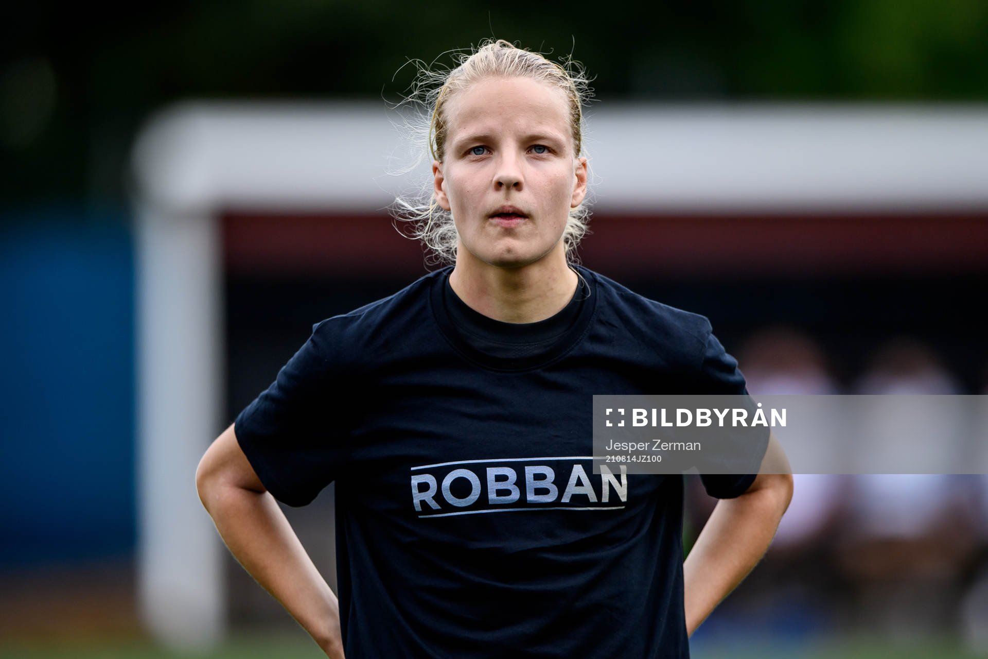 s Kaisa Collin med en specialdesignad t-shirt på sig