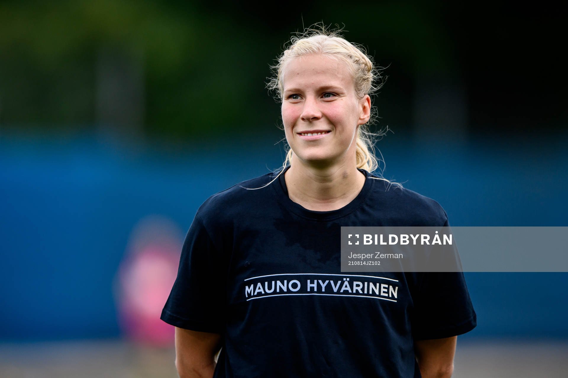 s Emma Santamäki med en specialdesignad t-shirt på sig