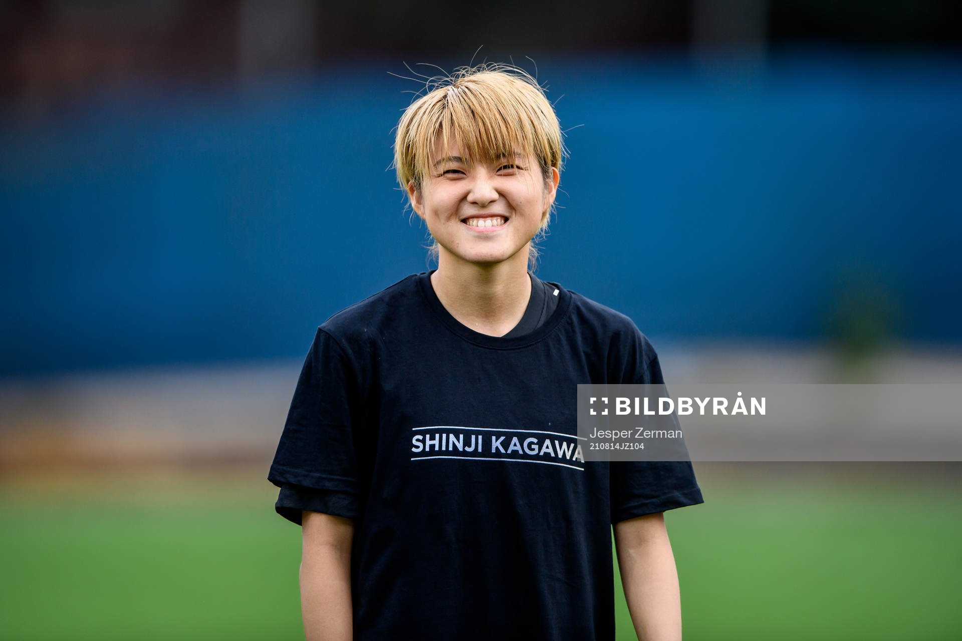 s Honoka Hayashi med en specialdesignad t-shirt på sig