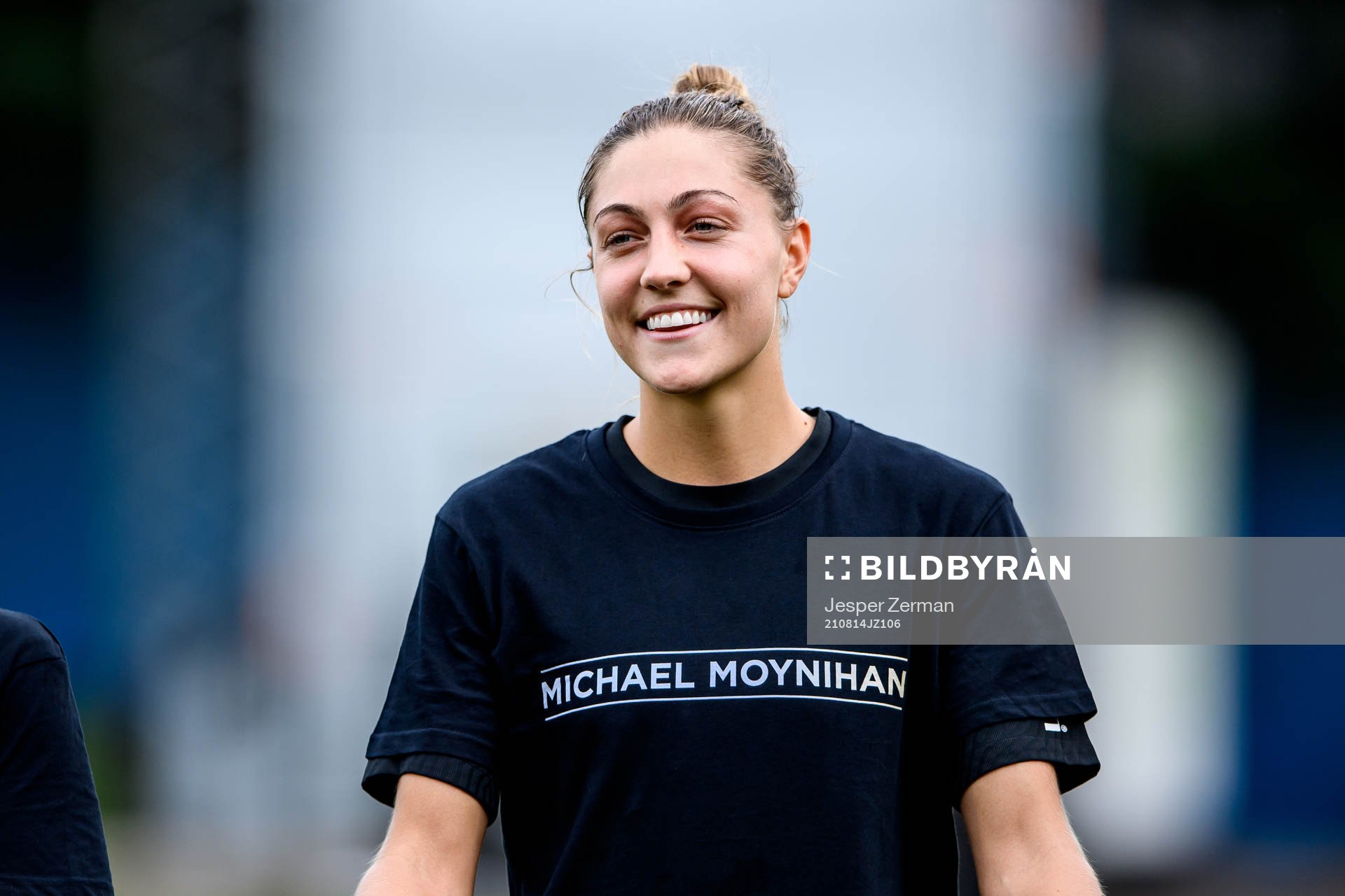 s Hannah Davison med en specialdesignad t-shirt på sig