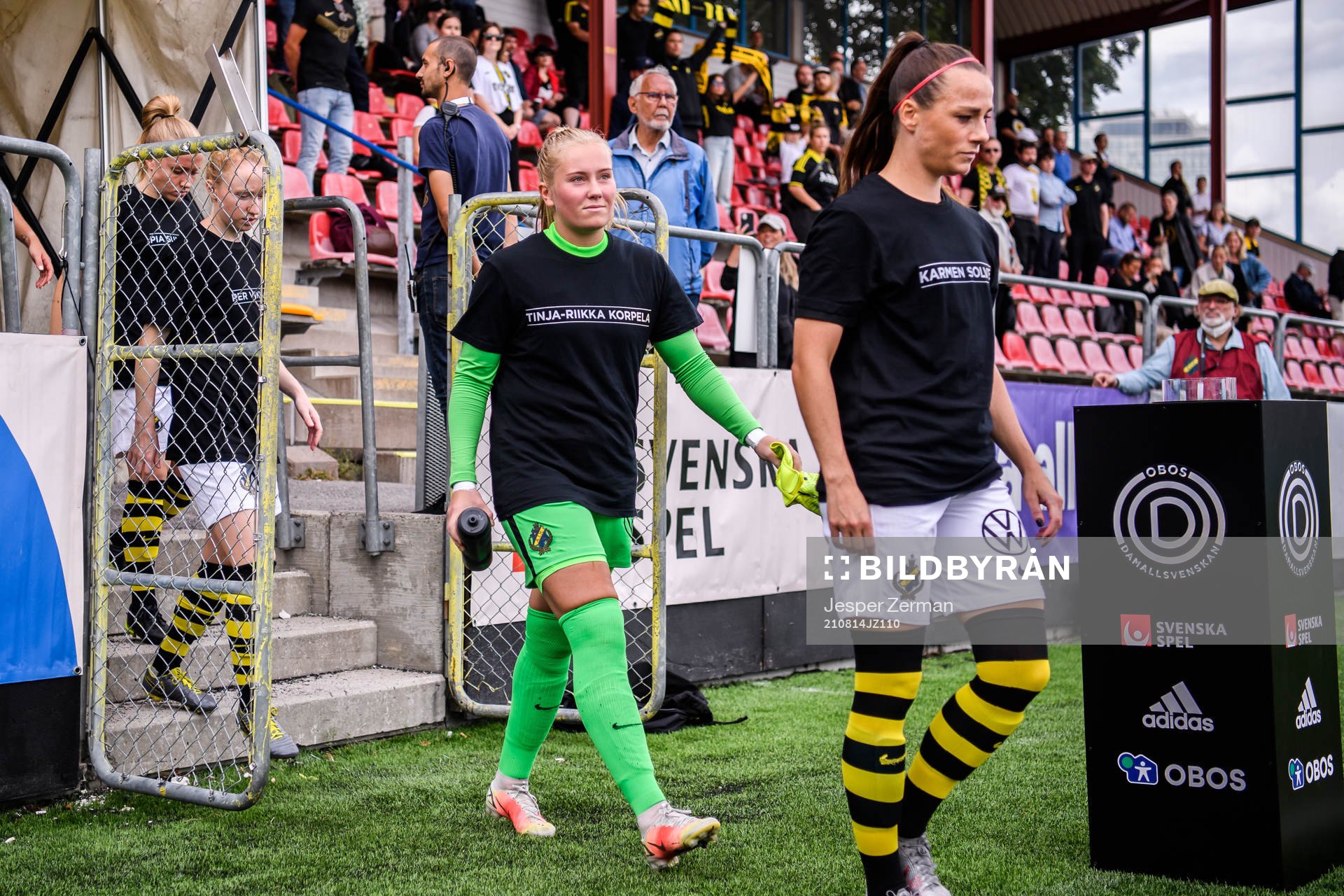 s målvakt Milla-Maj Majasaari och Hallbera Gisladottir
