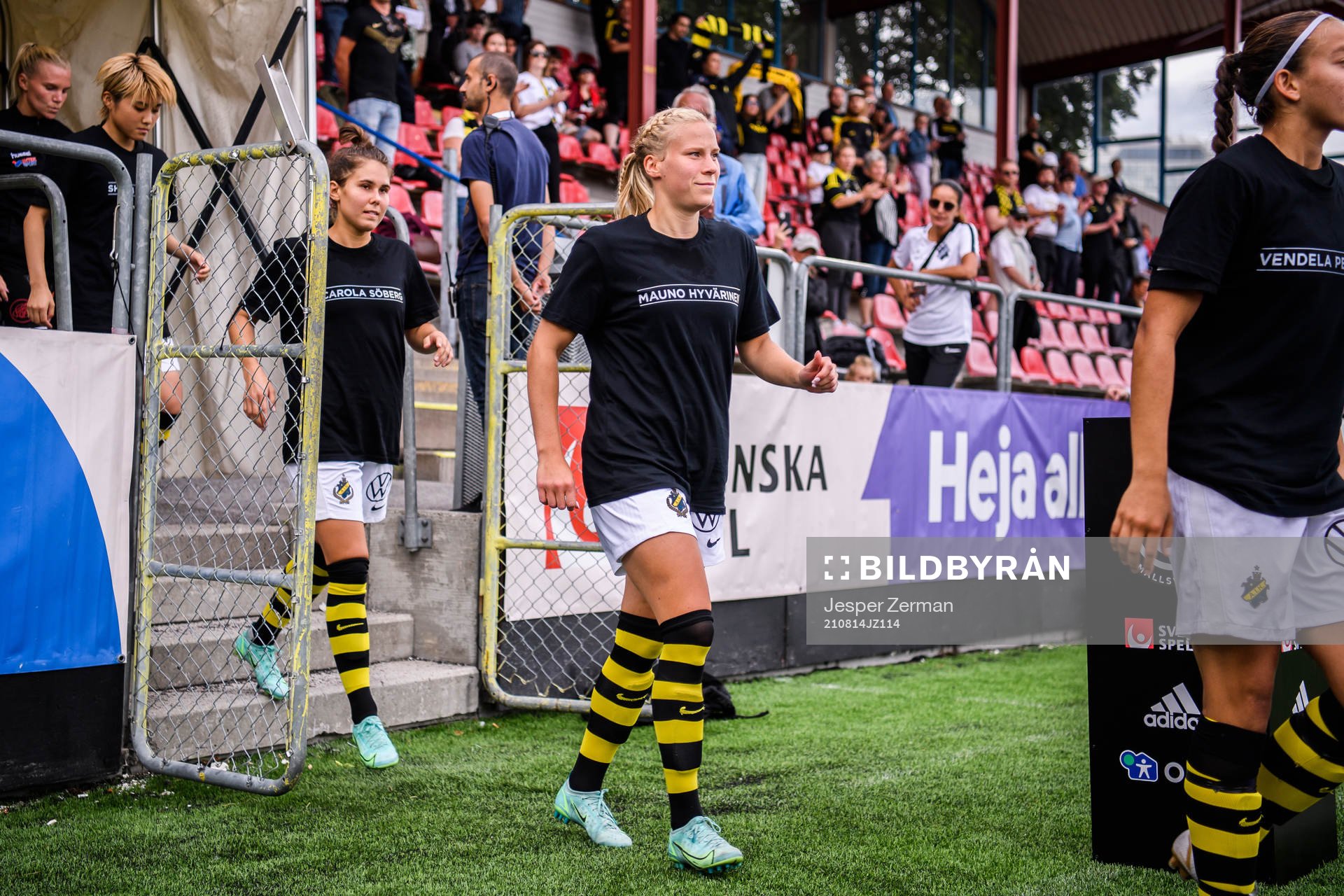s Julia Olsson och Emma Santamäki