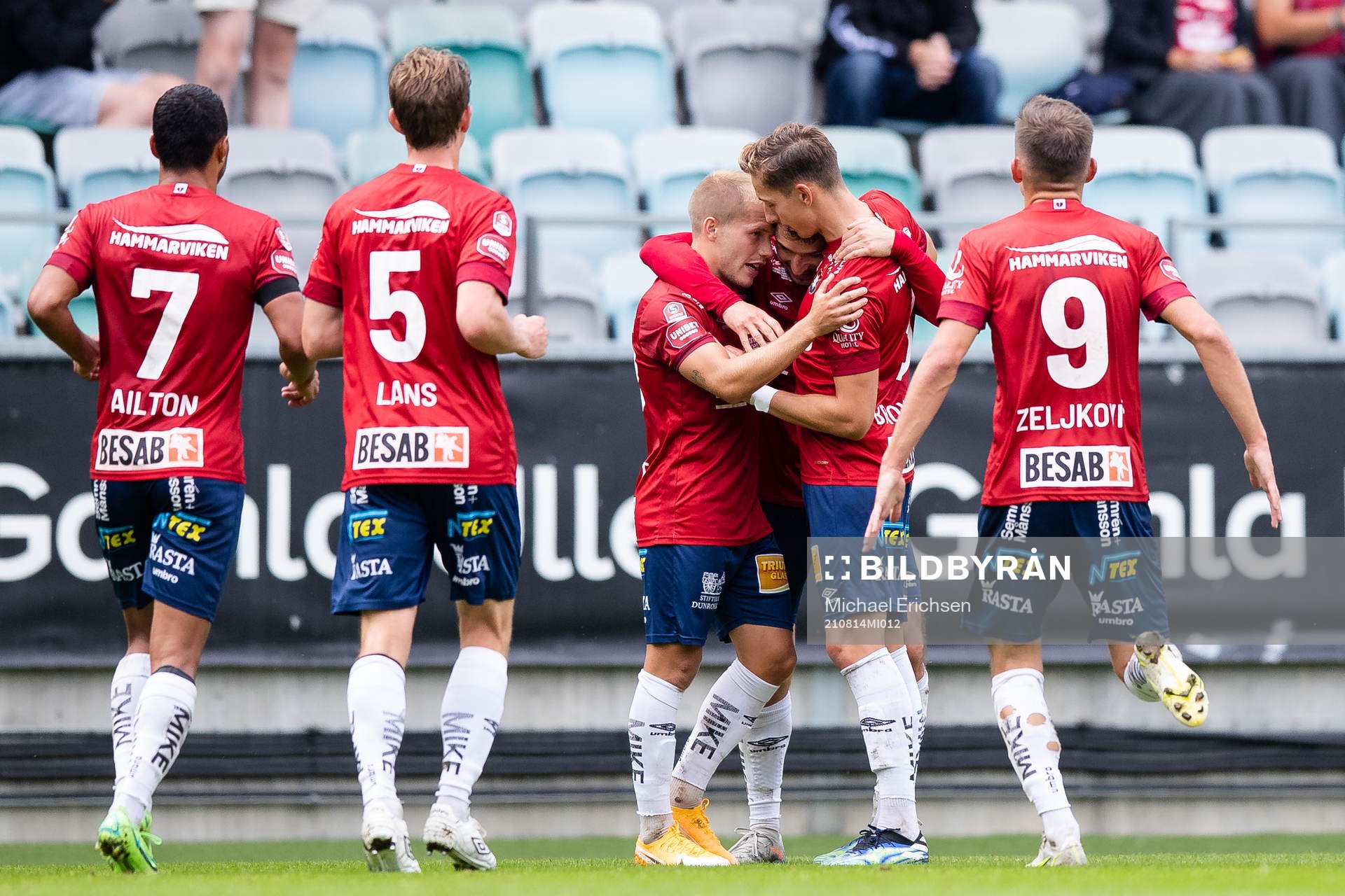 Örgrytes Anel Rashkaj jublar med lagkamrater