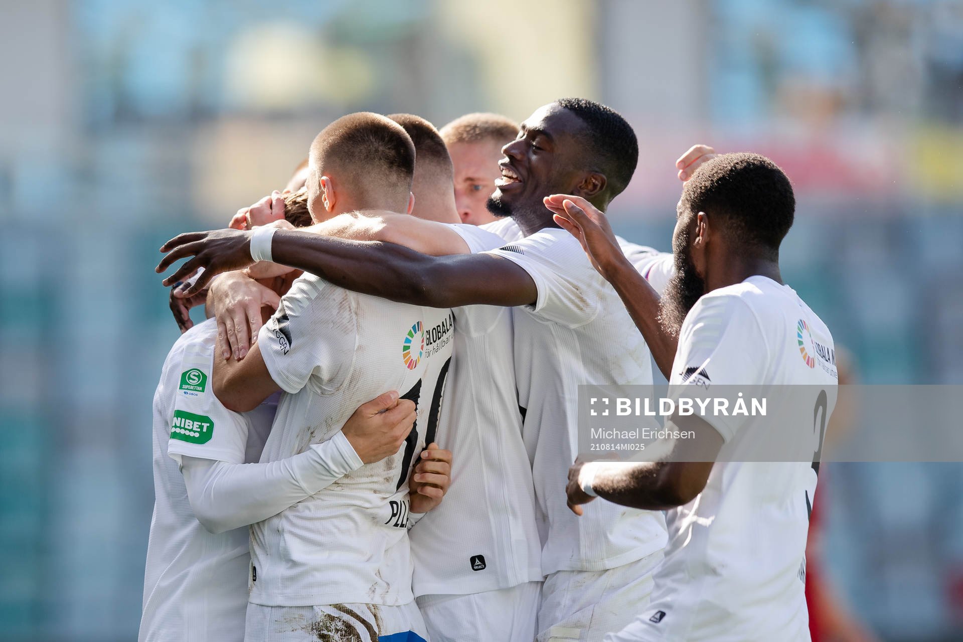 Brages Filip Sjöberg jublar med lagkamrater