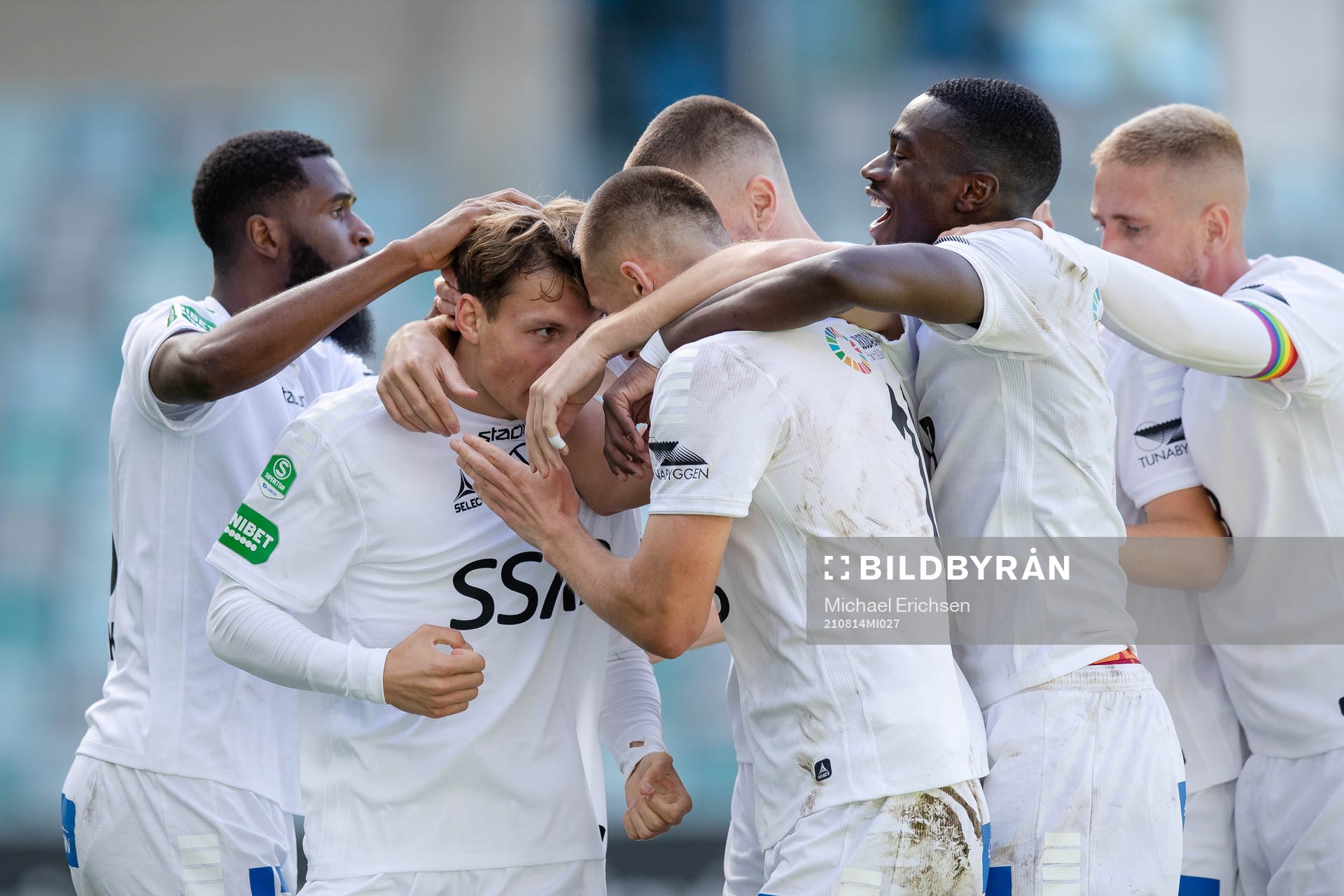 Brages Filip Sjöberg jublar med lagkamrater