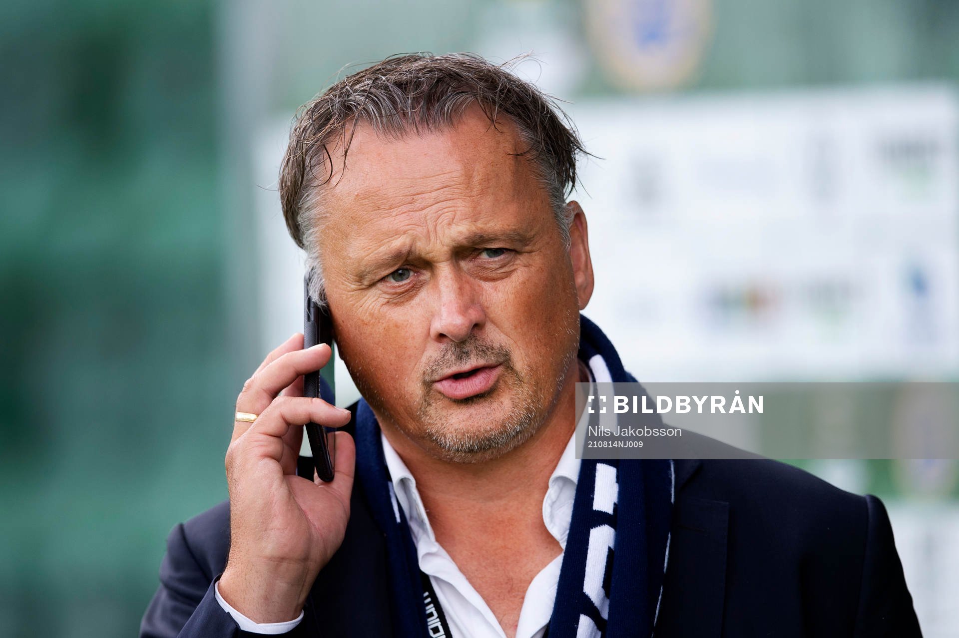 Sundsvalls sportchef Urban Hagblom talar i telefon innan