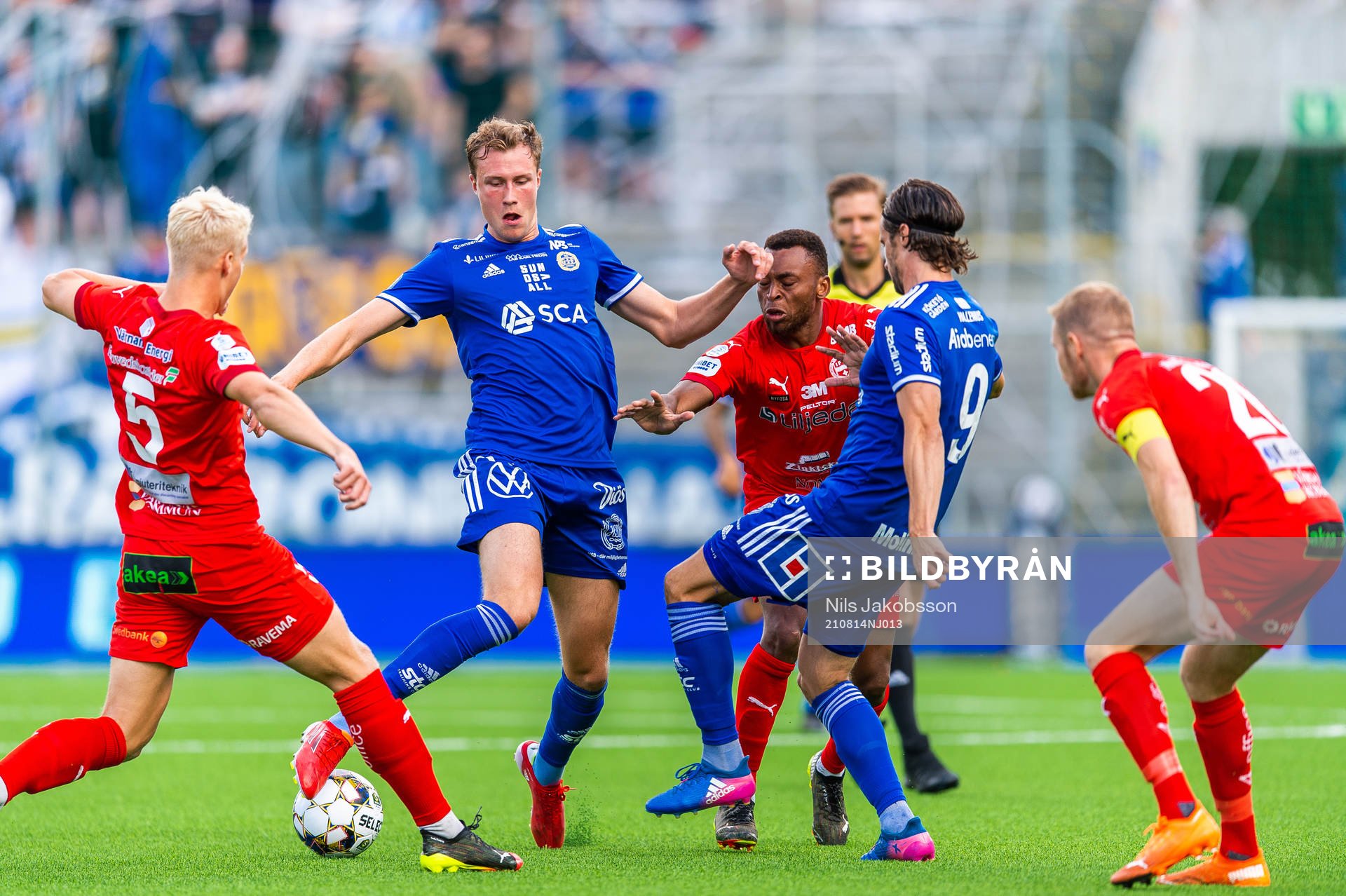 Värnamos Victor Larsson och Wenderson Oliveira do Nascimento i kamp med Sundsvalls Niklas Dalhström och Linus Hallenius under fotbollsmatchen i Superettan mellan GIF Sundsvall och Värnamo den 14 augusti 2021 i Sundsvall.