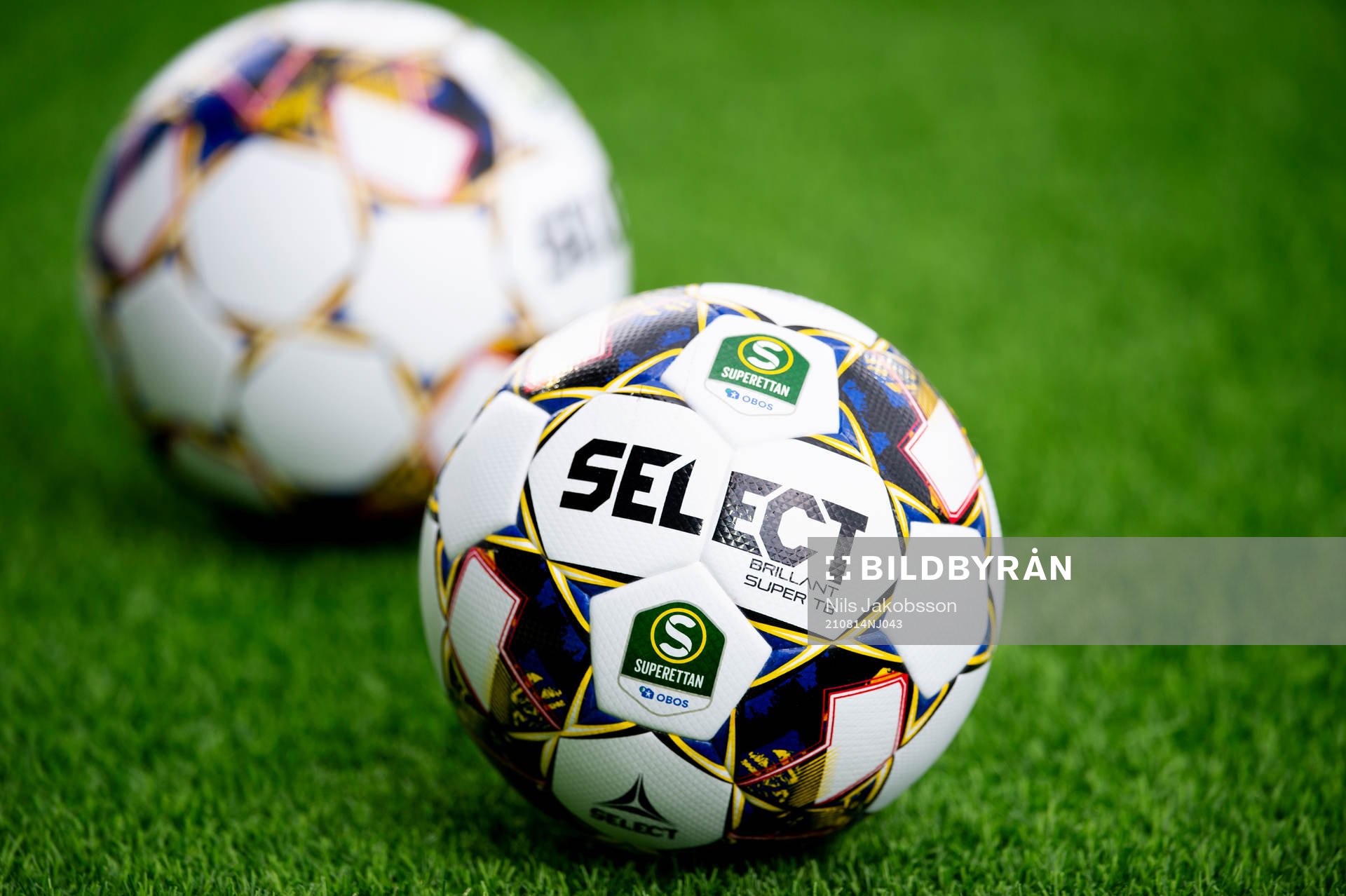 En boll innan fotbollsmatchen i Superettan mellan GIF