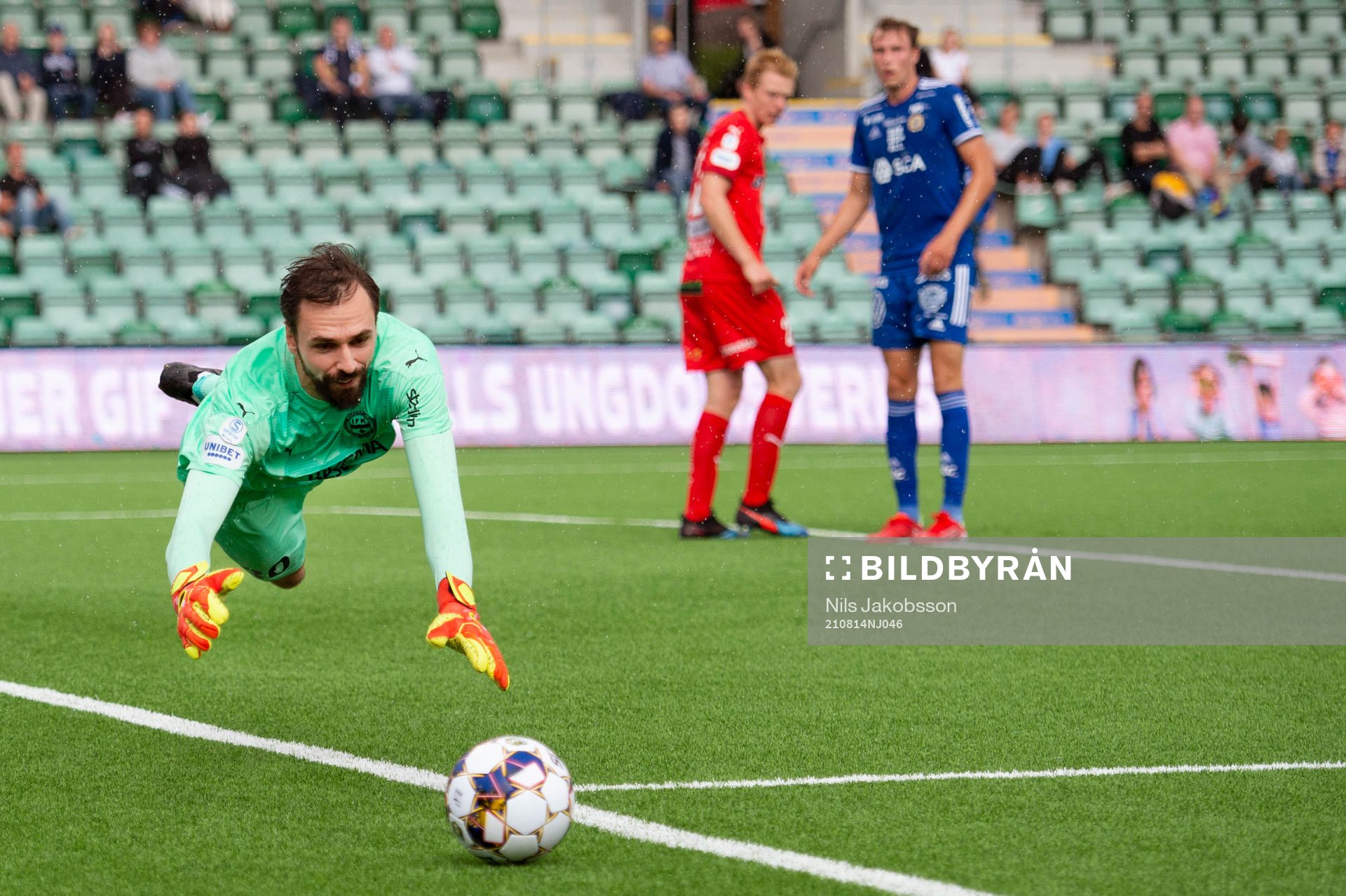 Värnamos målvakt Pilip Vaitsiakhovich räddar en boll