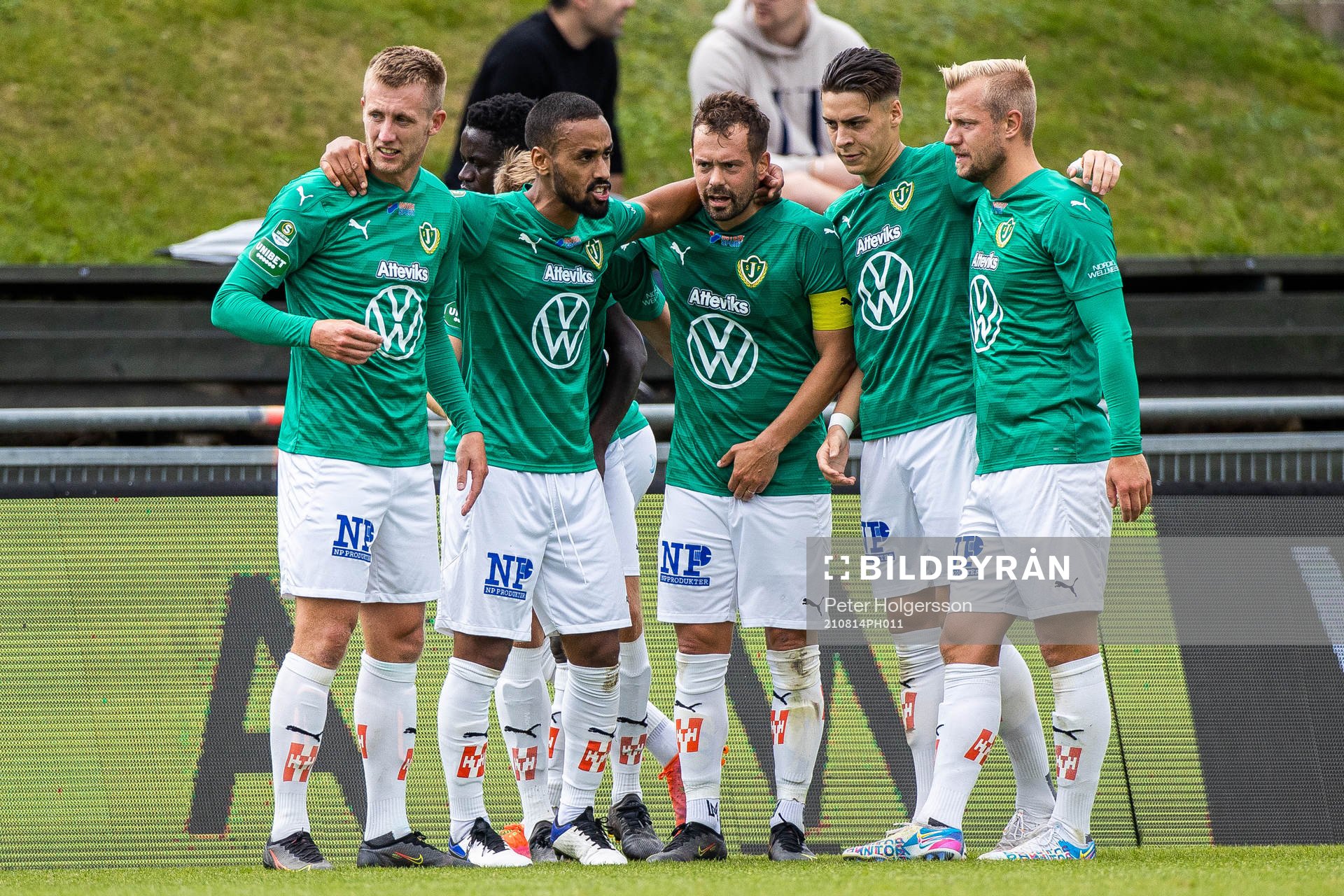 Jönköpings Jesper Svensson (till vänster) jublar med