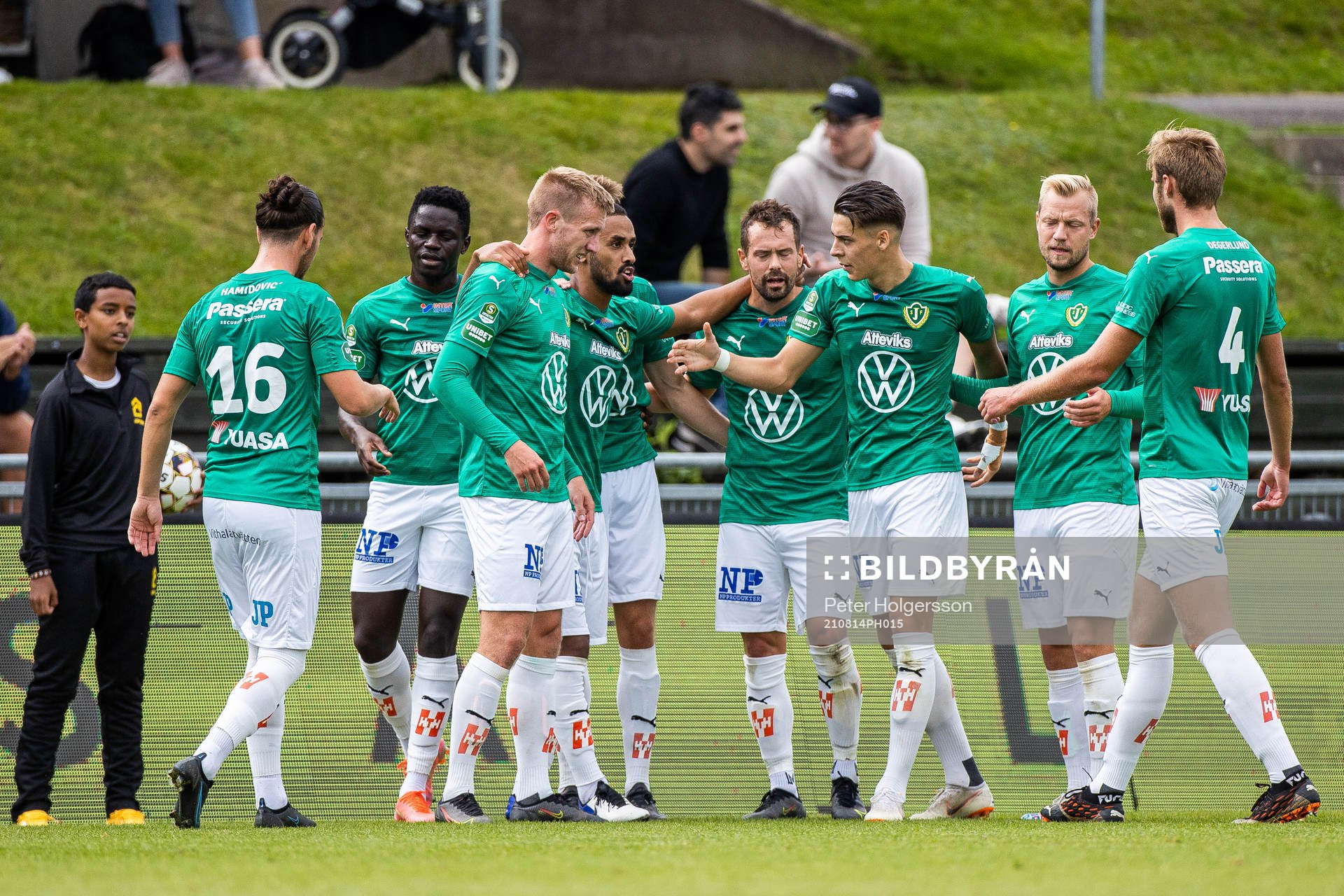 Jönköpings Jesper Svensson (trea från vänster) jublar