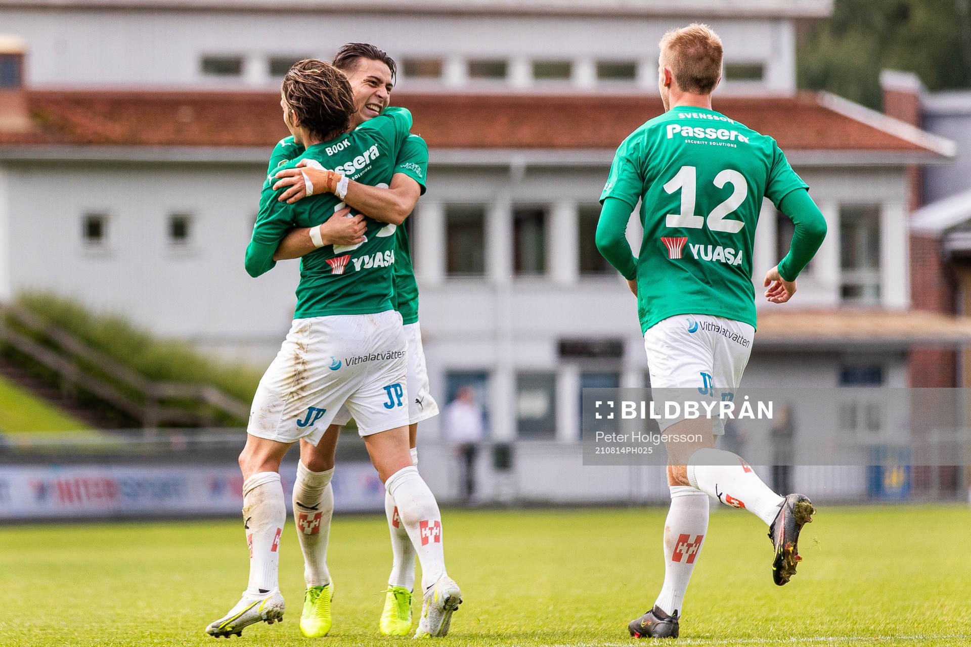 Jönköpings Robin Book jublar med Adam Ben Lamin