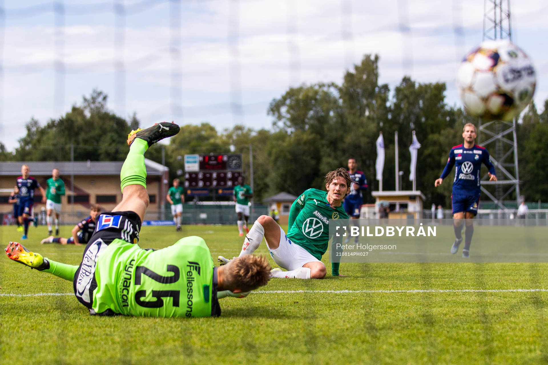 Östers målvakt Mathias Nilsson släpper in 2-0 från