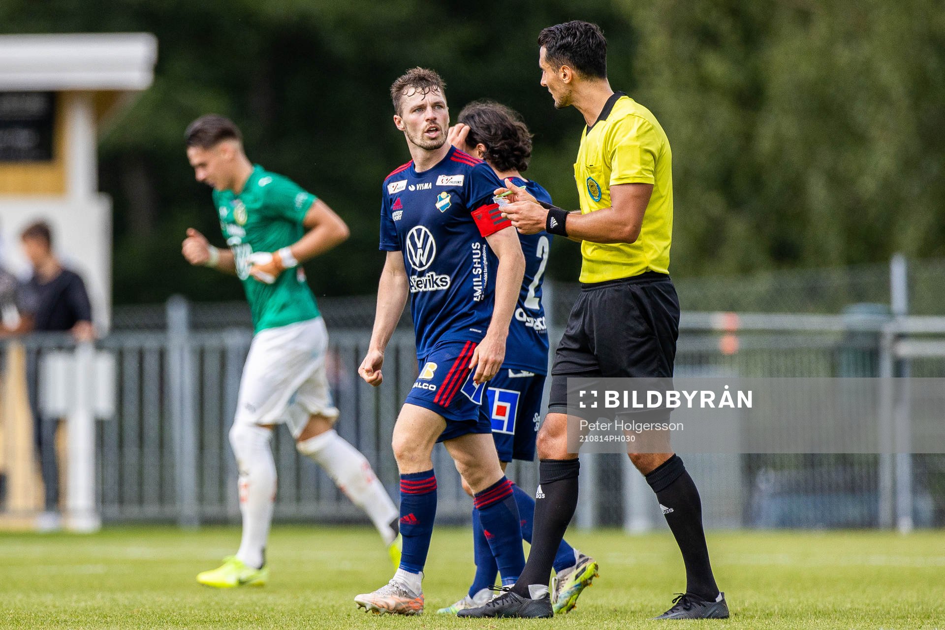 Östers Nicolas Mortensen diskuterar med domaren