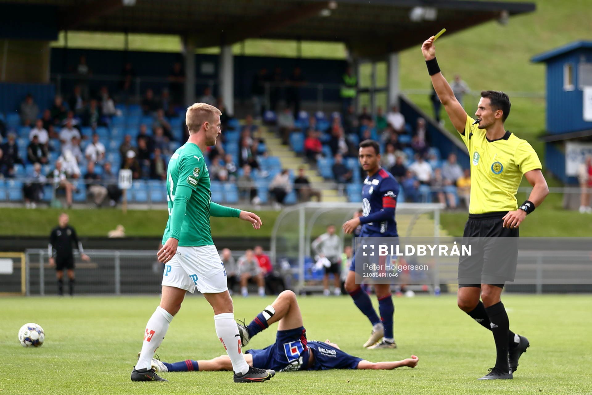 Adi Aganovic ger gult kort