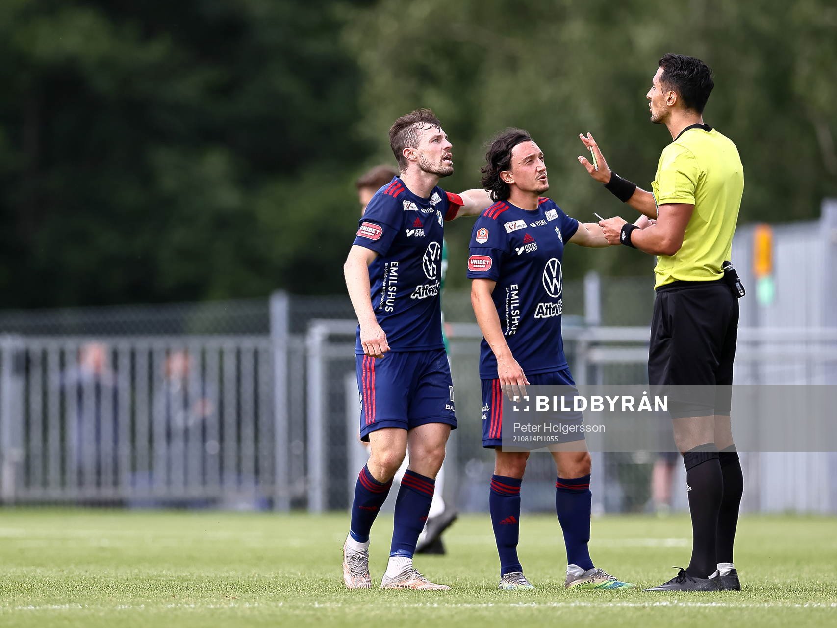Östers Nicolas Mortensen och Mattias Pavic diskuterar med