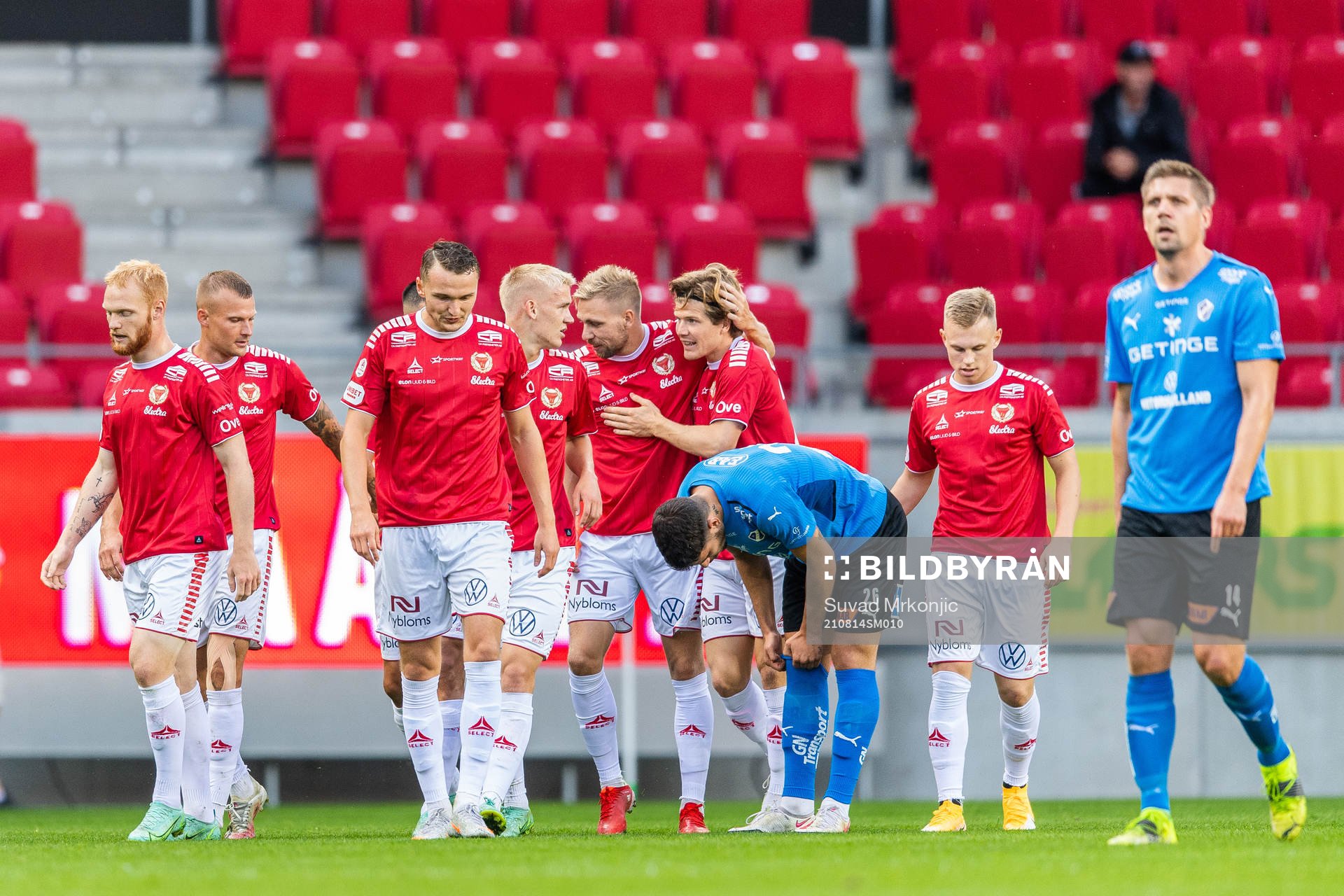 Kalmars Jonathan Ring jublar med lagkamrater