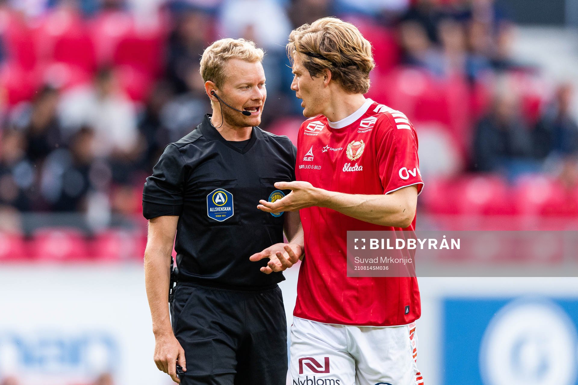 Domare Fredrik Klitte och Kalmars Oliver Berg i en